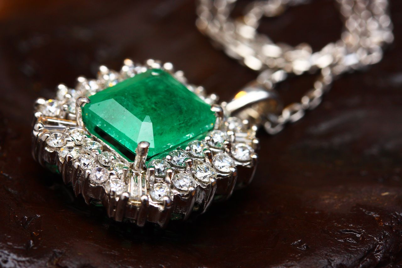 Gemstone Therapy — Kaun Sa Ratan Sahi Hai Aapke Liye, Kaun Sa Nahi | Expert Guide