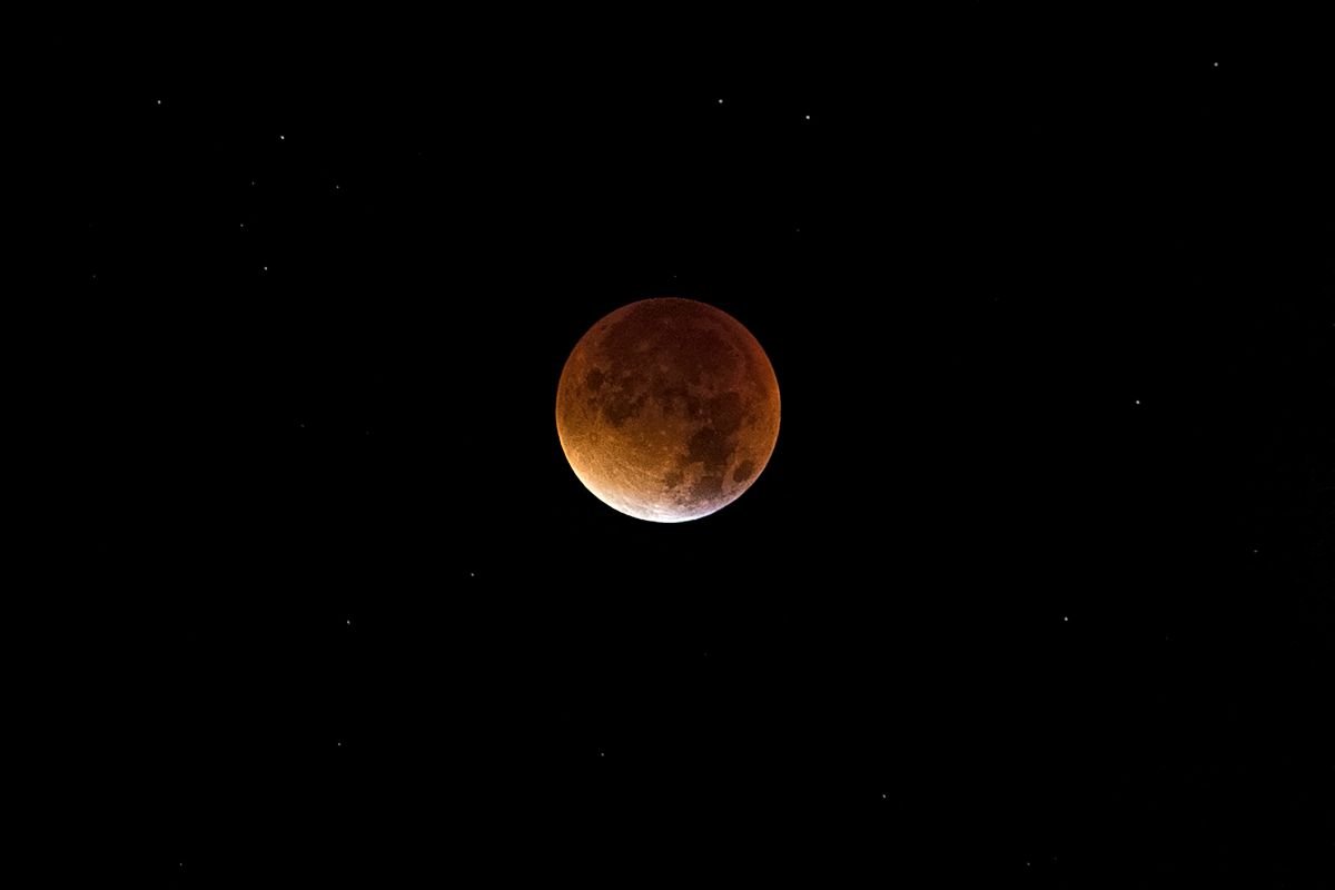 Poorn chandra grahan ke dauran laal rang ka Blood Moon