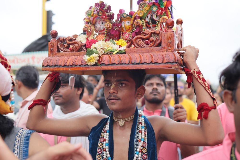 Jagannath Rath Yatra mein bhakt rath kheenchte hue
