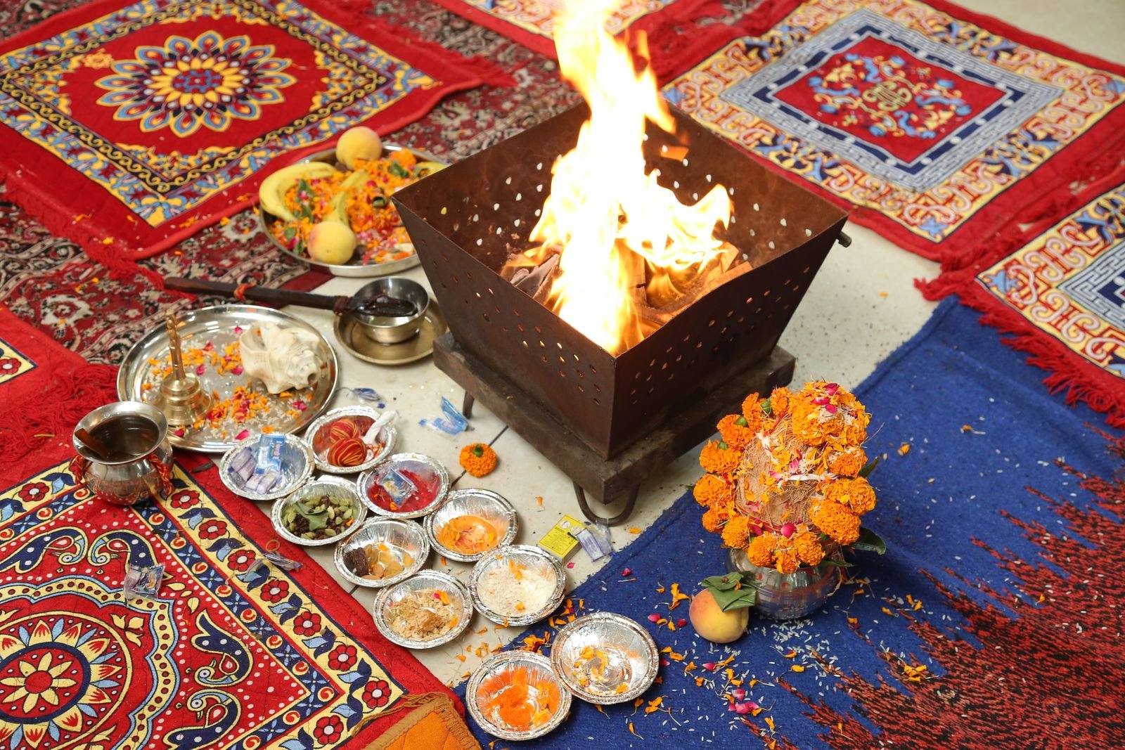 हवन की अग्नि - कृत्तिका नक्षत्र के अग्नि देवता और शुद्धिकरण का प्रतीक