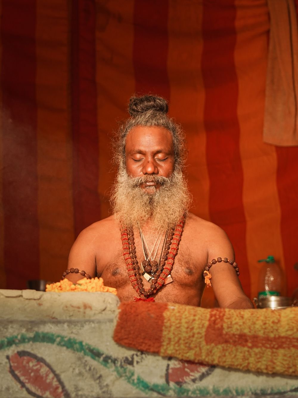 Rudraksh mala se jap karte hue ek sadhak
