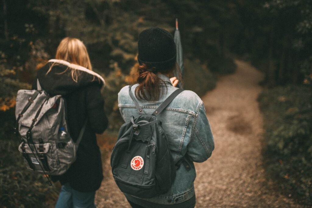 Backpack ke saath jungle path par chalta yatri - Mrigashira nakshatra ki khoji aur jigyasu pravritti ka pratik