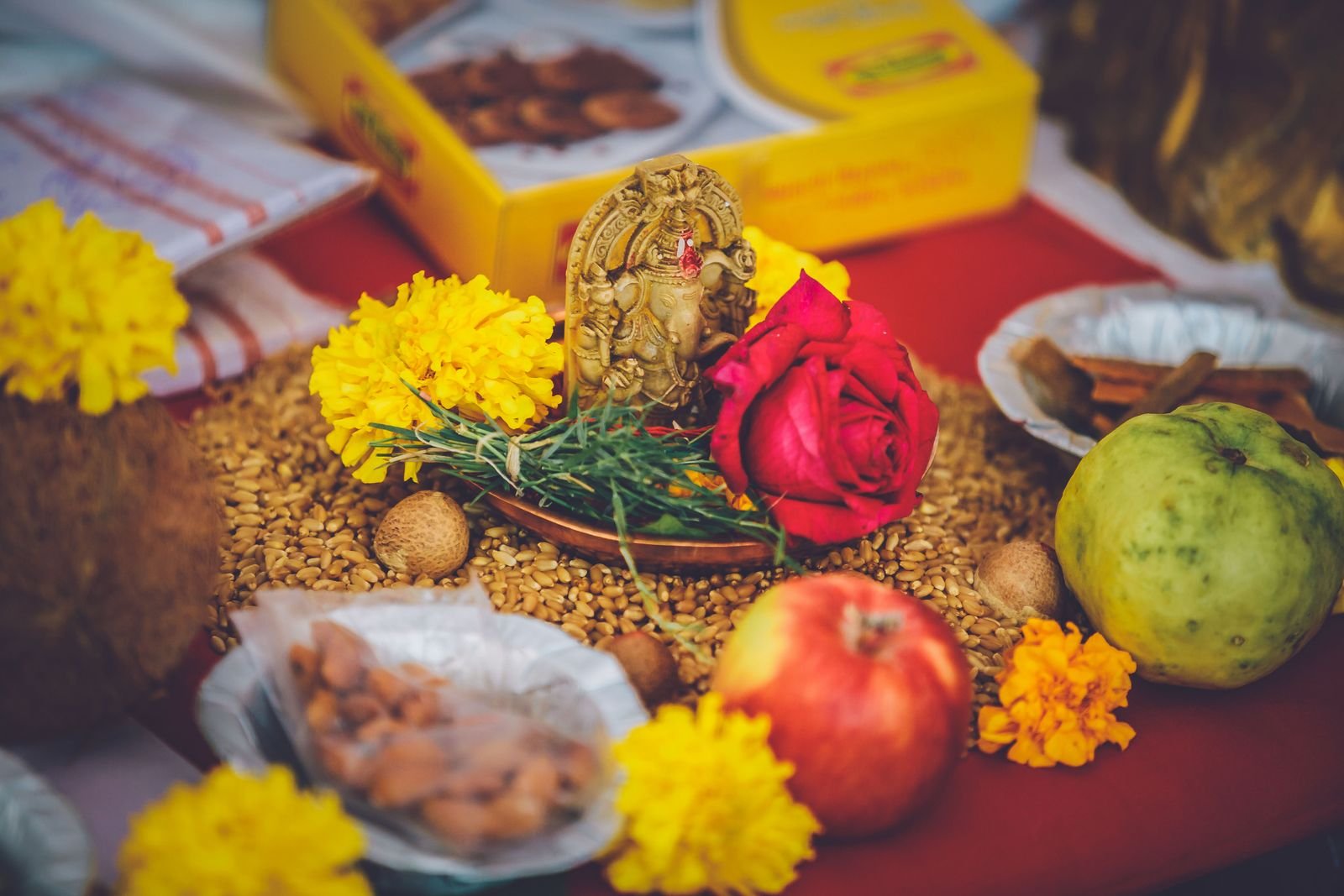 पूजा की थाली - पुष्य नक्षत्र के उपाय और शुभता का प्रतीक