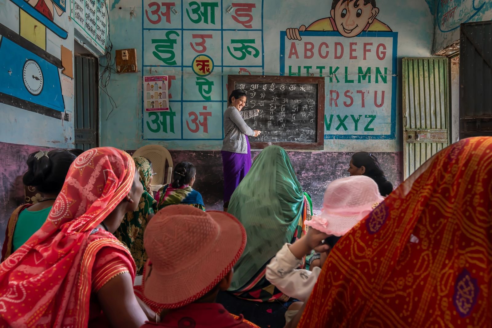 शिक्षक ज्ञान बांटते हुए - पुष्य नक्षत्र के गुरु-तत्व का करियर संबंधी गुण