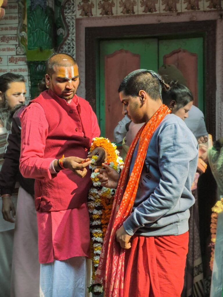 Mandir mein bhakti aur pooja ka drishya - Pushya ke Deva gana aur aadhyatmik gun