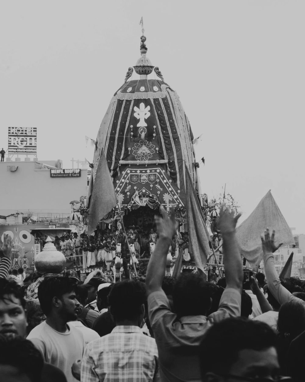 Rath Yatra mein bhakton ki bheed aur utsav