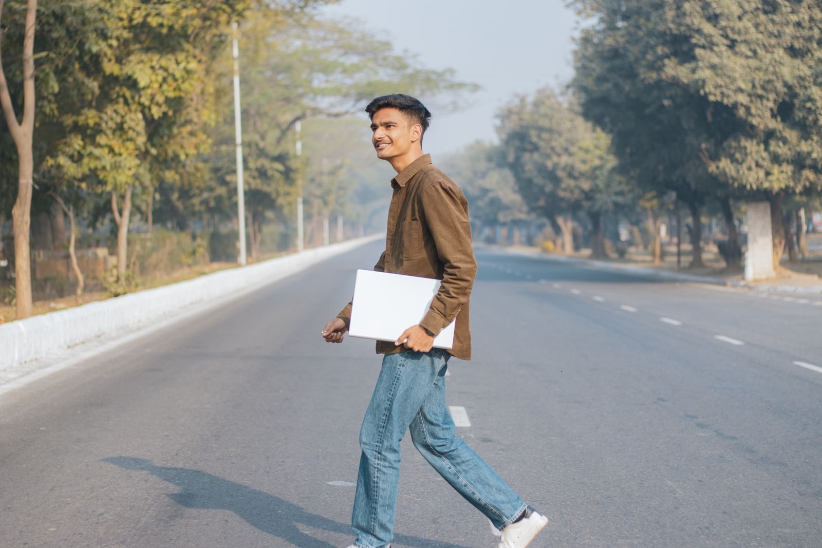 10th ke baad career - bharatiya ladka laptop par kaam karte hue