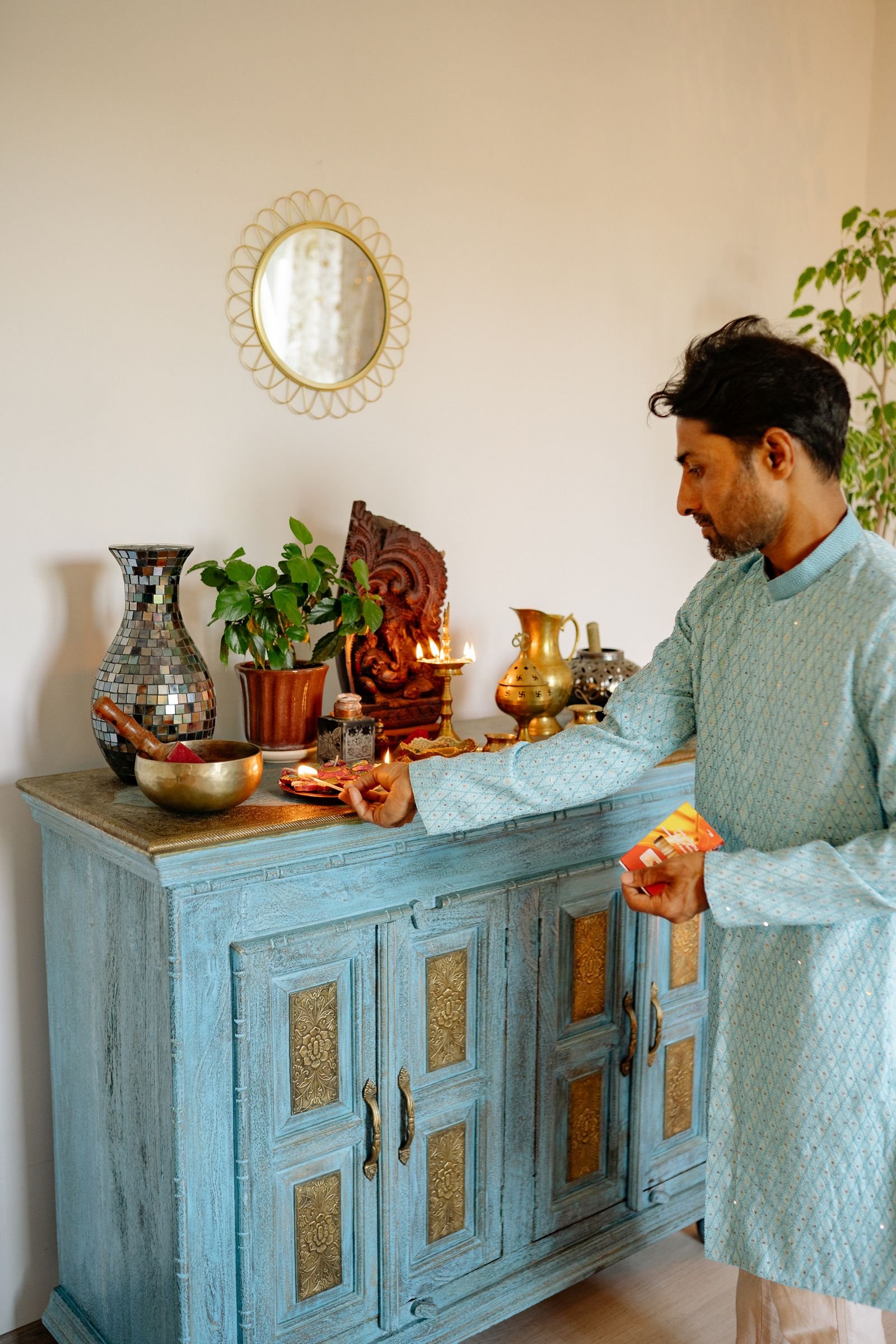 दशा और गोचर टाइमिंग - घर की पूजा वेदी दीया