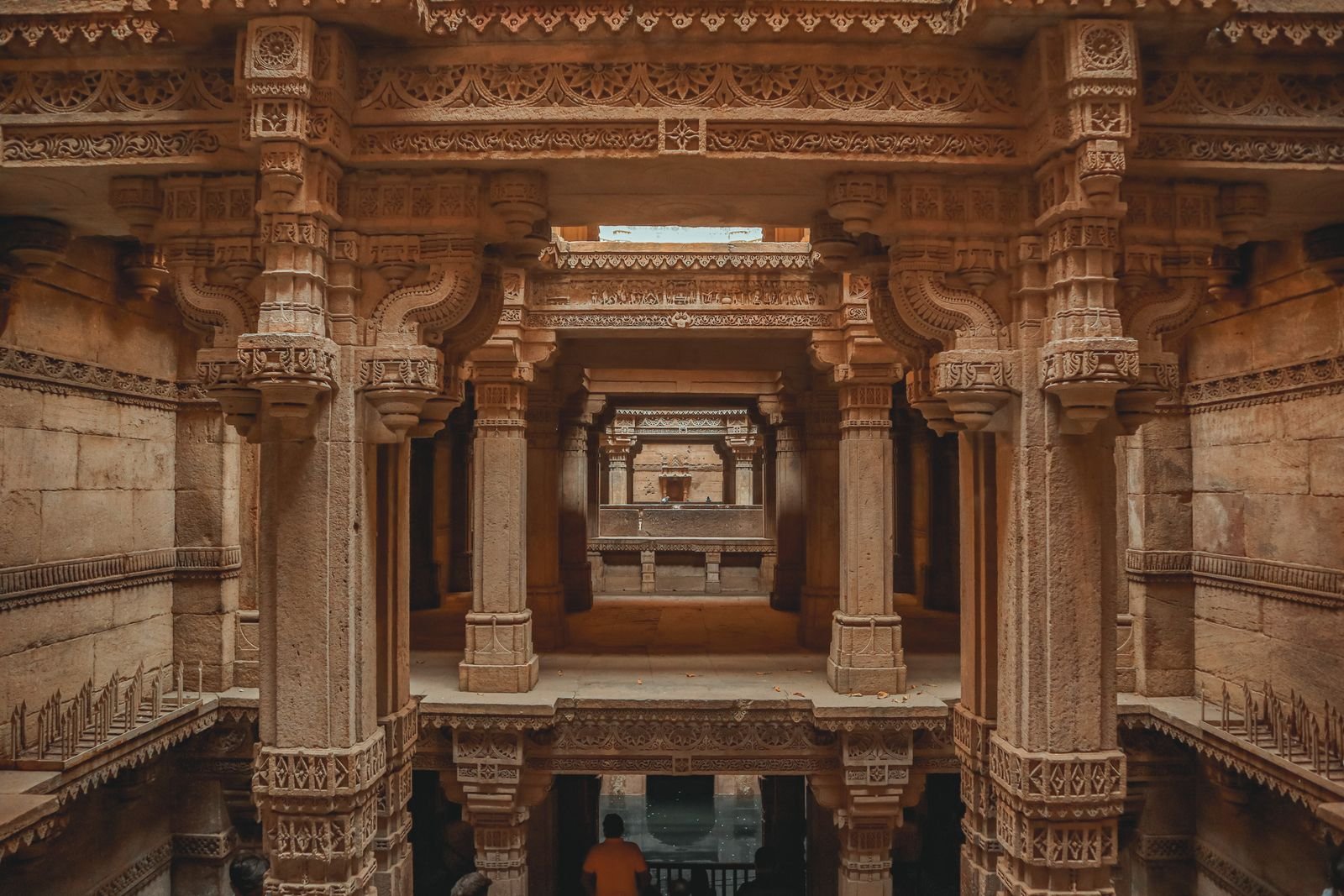 आदलज बावड़ी गुजरात की नक्काशीदार वास्तुकला — कुण्ड वास्तु उदाहरण