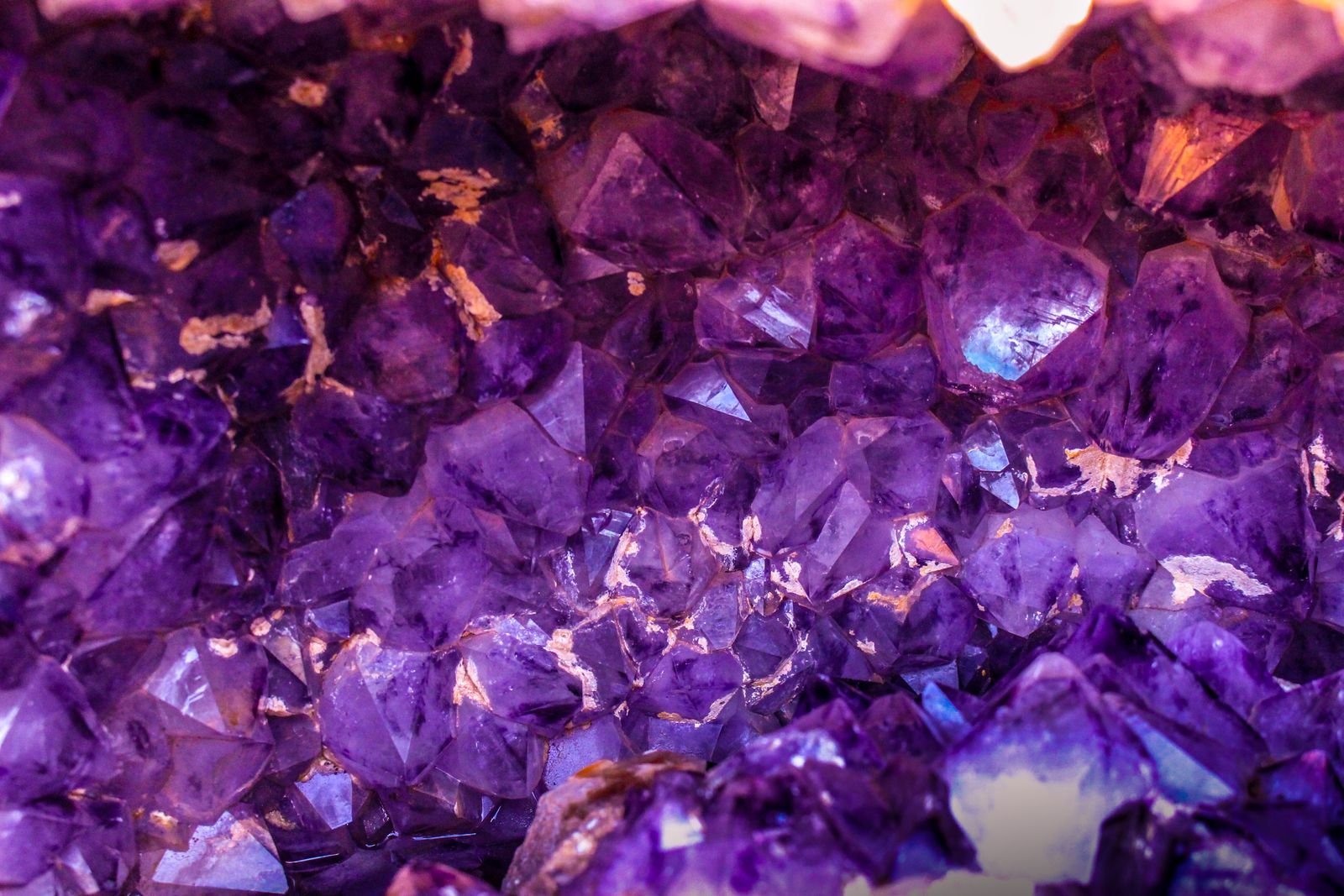 Amethyst crystal cluster jo dhire-dhire chattan ke andar bana