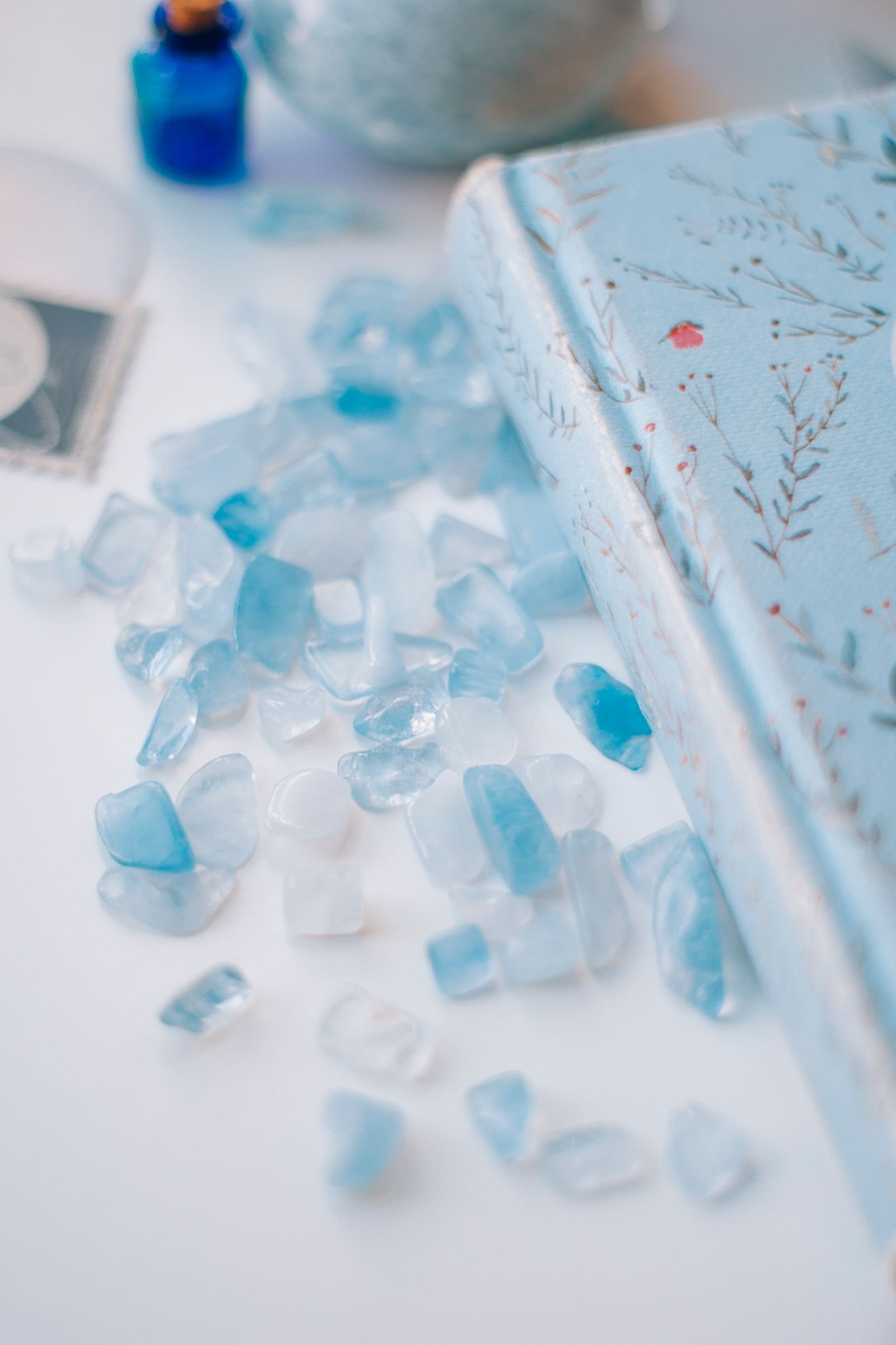 Angelite jaise halke neele crystals