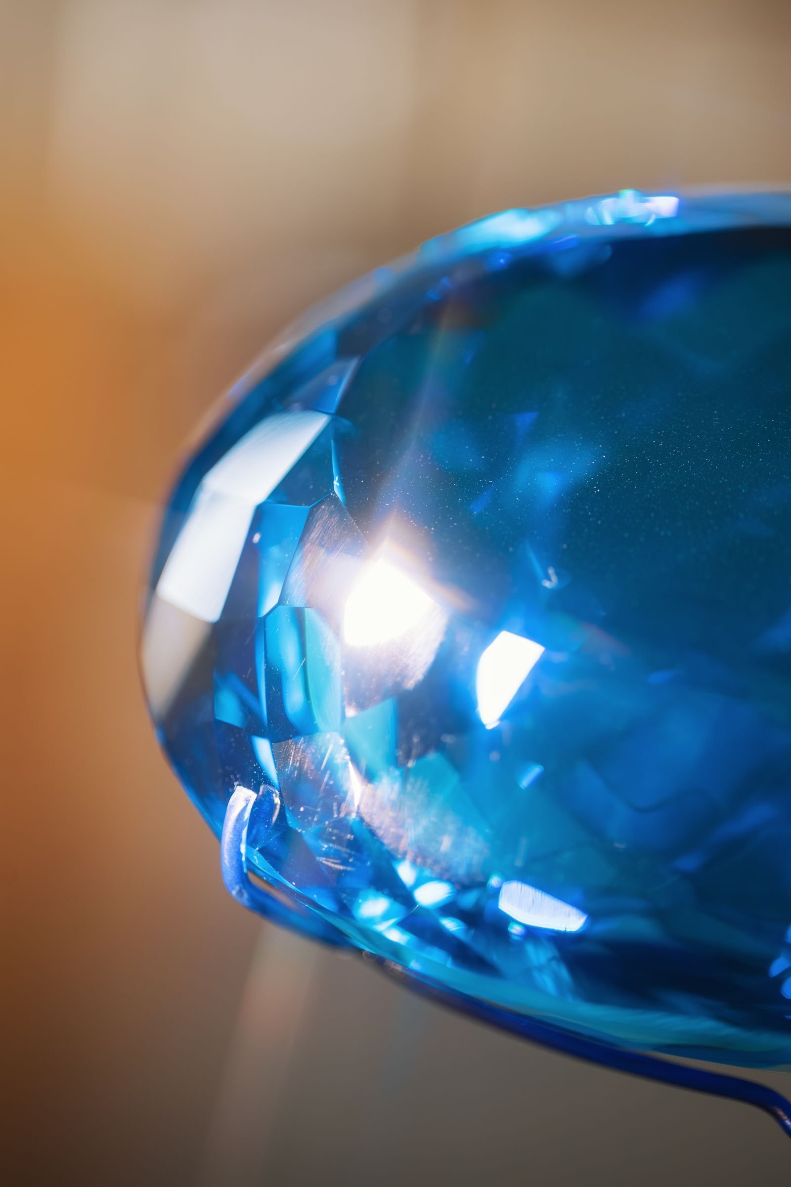 Aquamarine ka chamakta hua neela gemstone