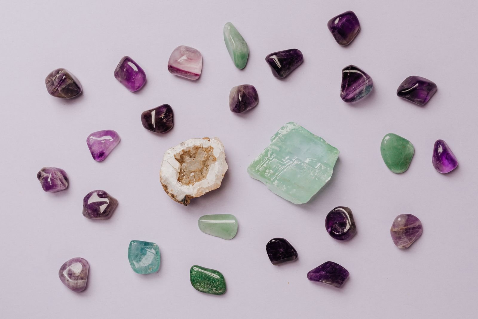 Amethyst, jade aur anya assorted crystals