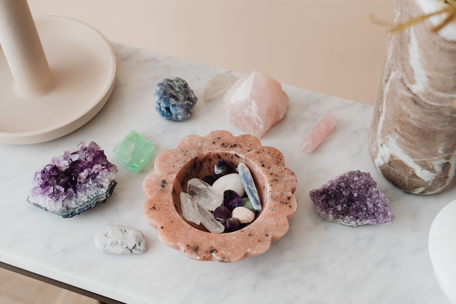 Alag alag rang ke crystals ka collection