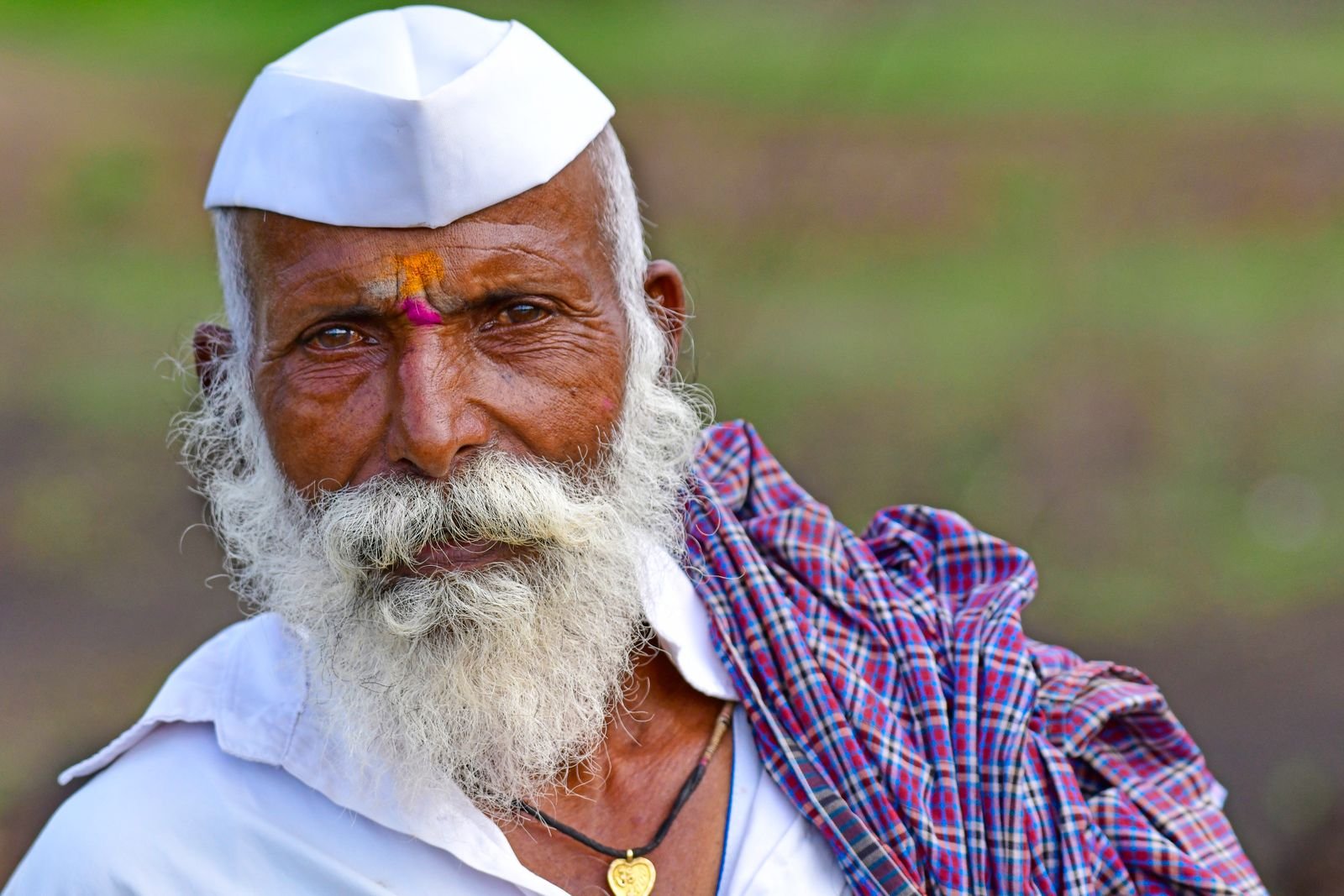 Vicharsheel buzurg vyakti Gandhi topi mein — Bhagyank 8 ke Shani jaisi gambhirya aur anushasan ka pratik