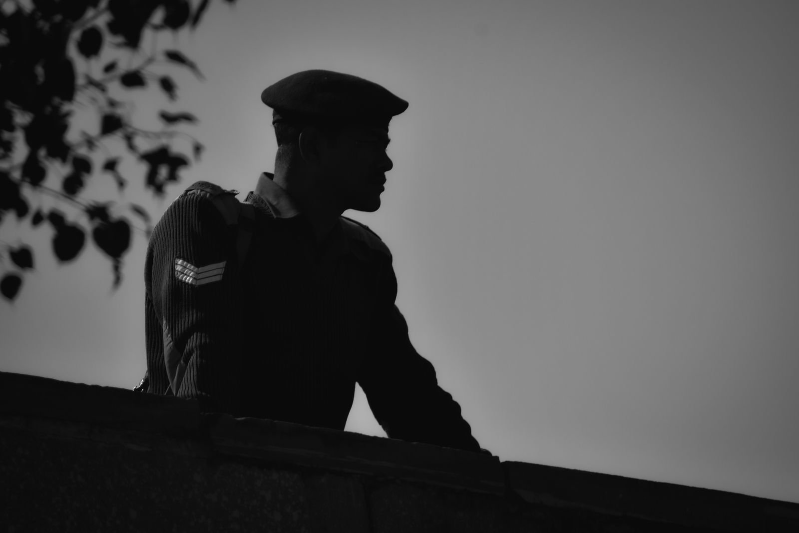 Sainik ki silhouette Agra, Bharat mein — Bhagyank 9 ke Mangal jaise saahas aur urja ka pratik