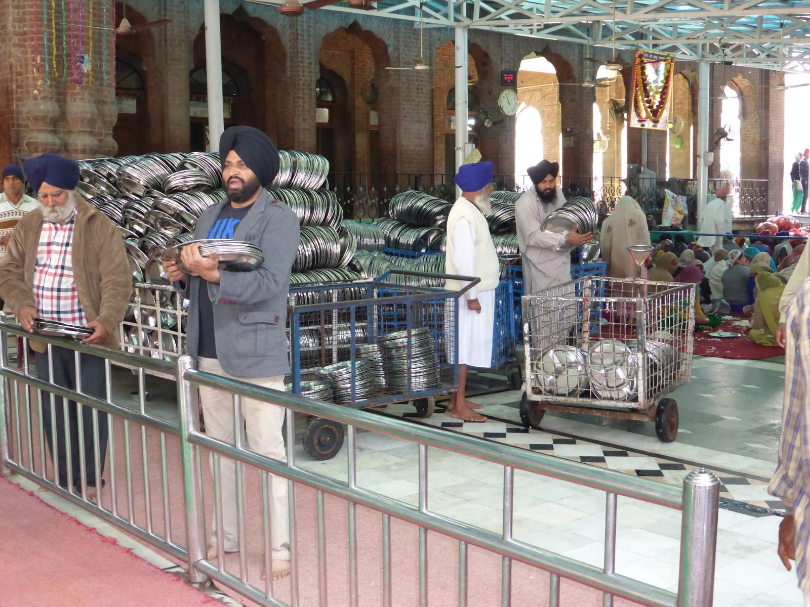 Swayamsevak gurudware mein langar seva karte hue — Bhagyank 9 ki nishwarth seva-bhavna ka pratik