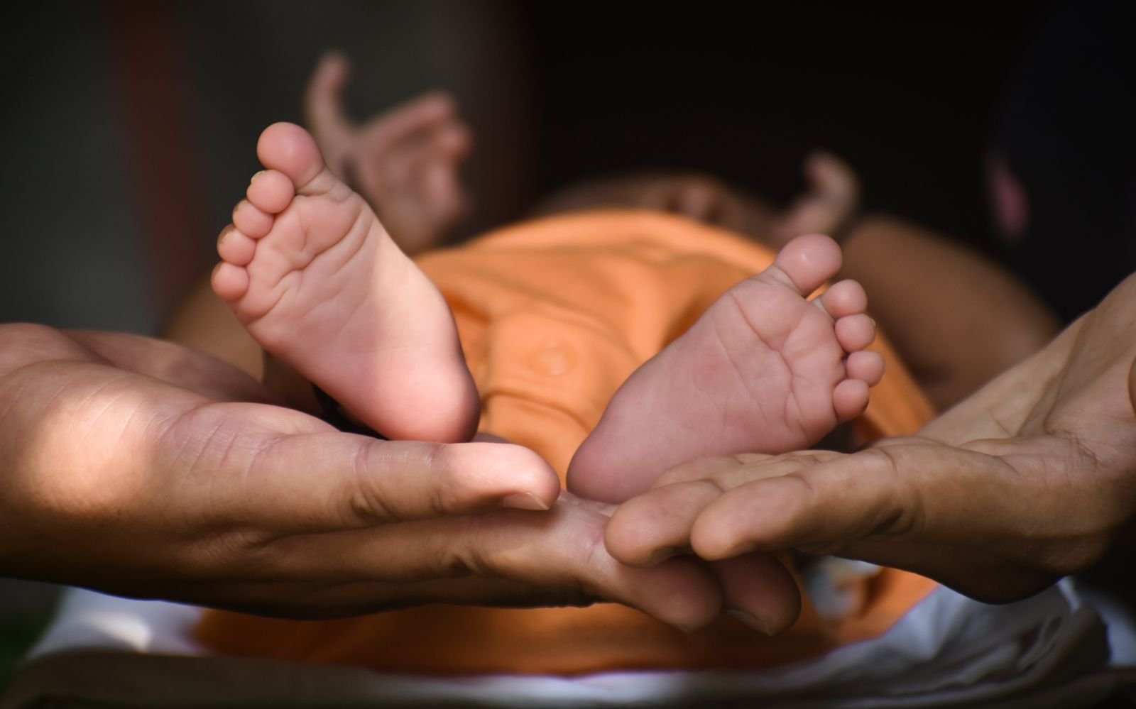 भाग्यांक लाइफ पाथ नंबर - नवजात शिशु के पैर माता-पिता के हाथों में
