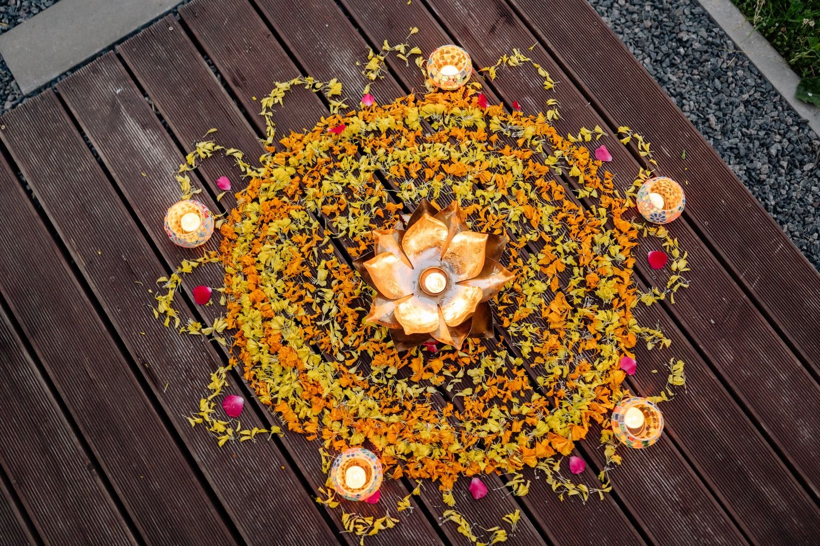 Rangoli aur diya saath mein — Mulank aur Bhagyank ke sangam se poori jeevan-tasveer ka pratik