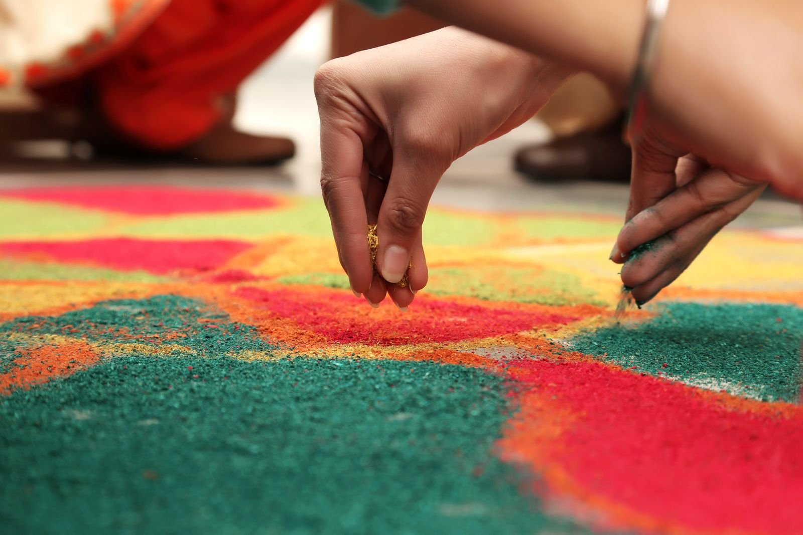 Hath rangoli banate hue vibrant rang se — Bhagyank 1 se 9 tak ki poori tasveer jodne ka pratik