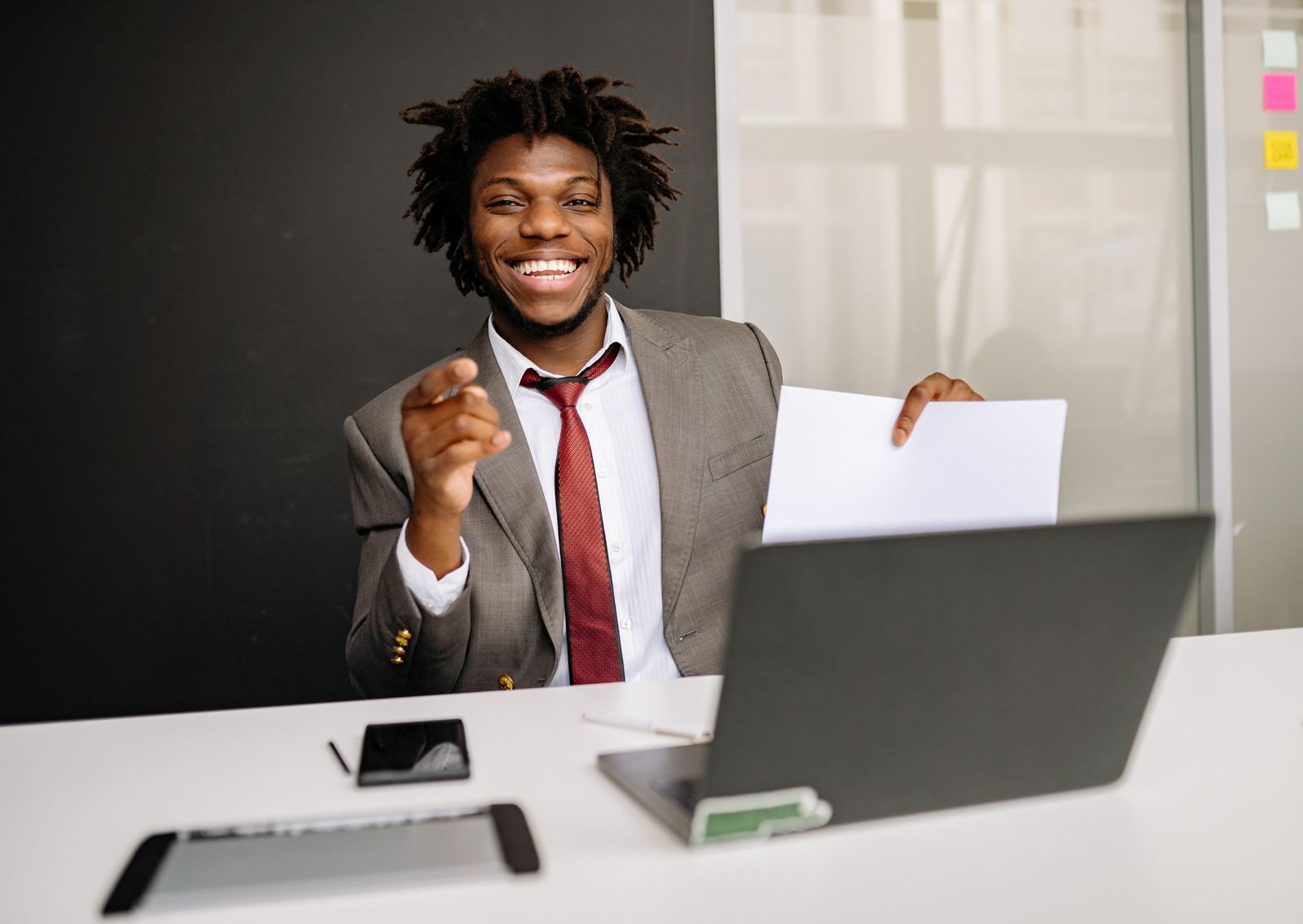 Career aur job success - confident businessman laptop ke saath