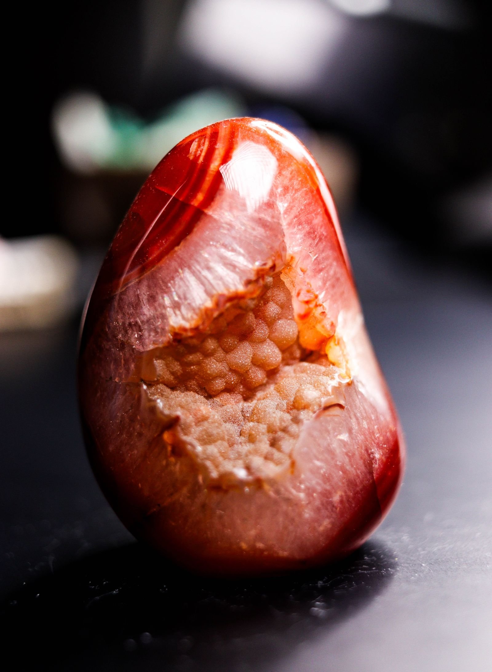 Carnelian jaisa laal-naarangi crystalline patthar