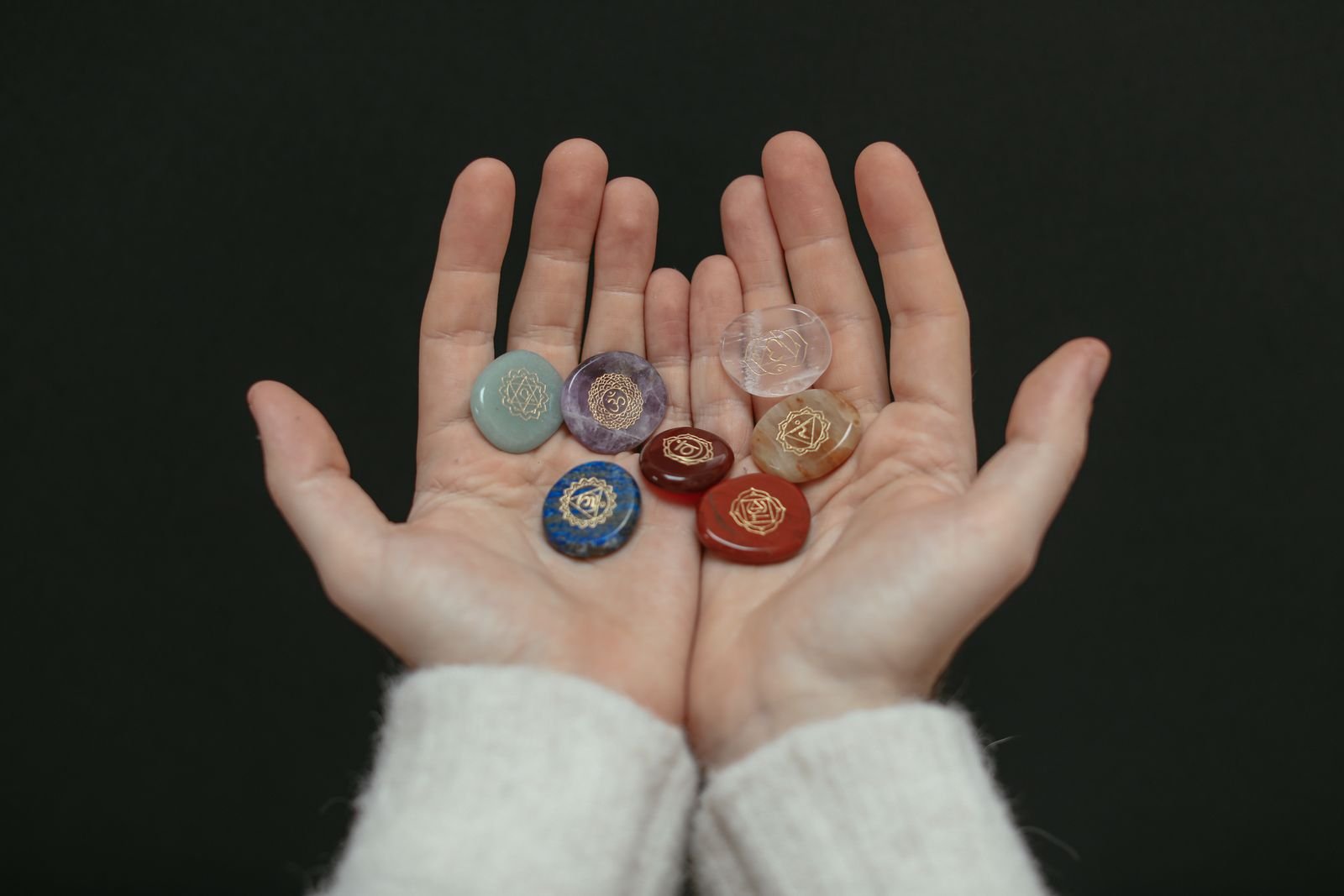 Chakra crystals haathon mein