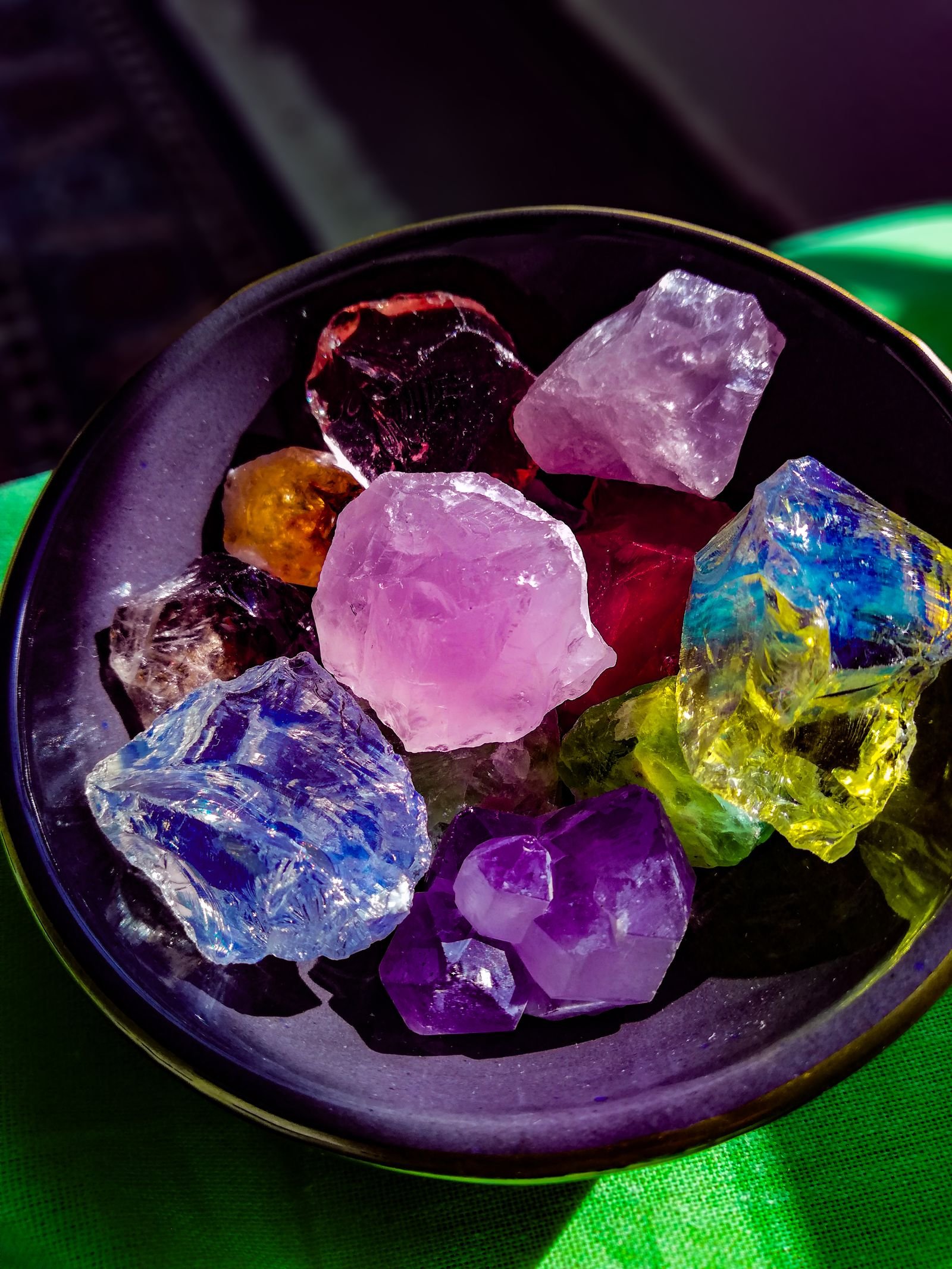Rang-birangi crystals aur gemstones ka collection