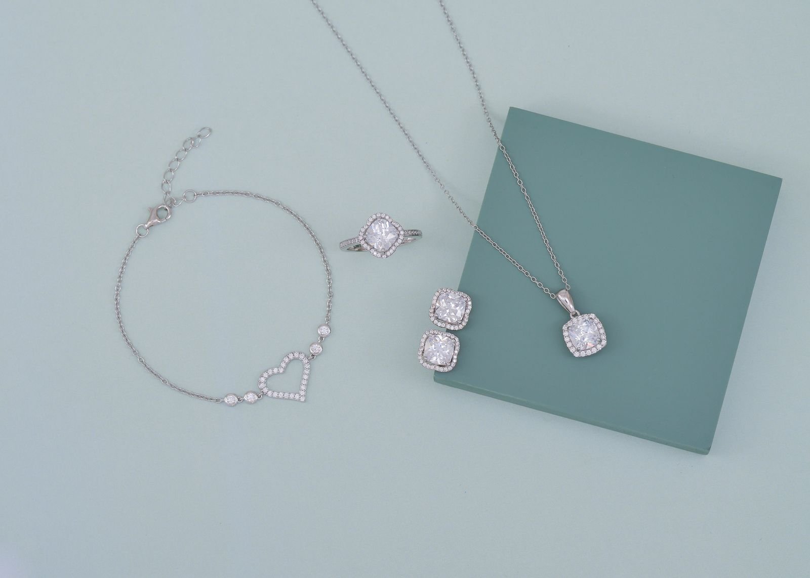 Alag-alag crystal jewelry ka set