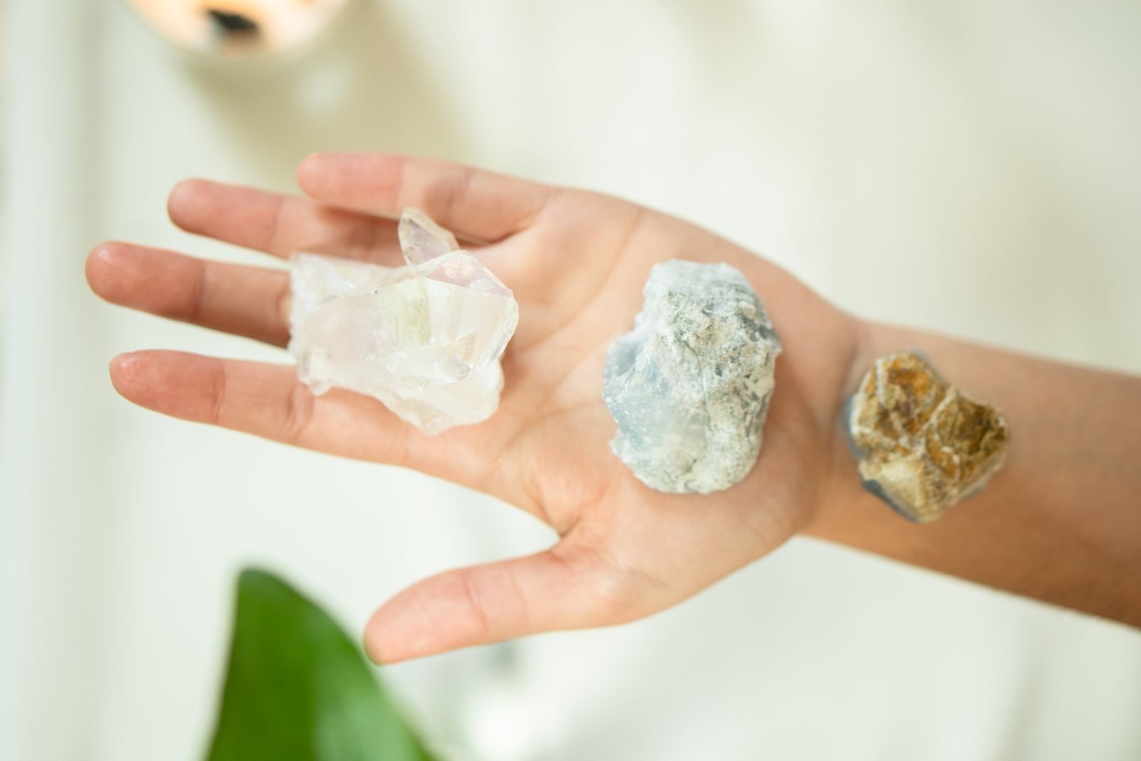 Alag-alag crystal stones ek hatheli par