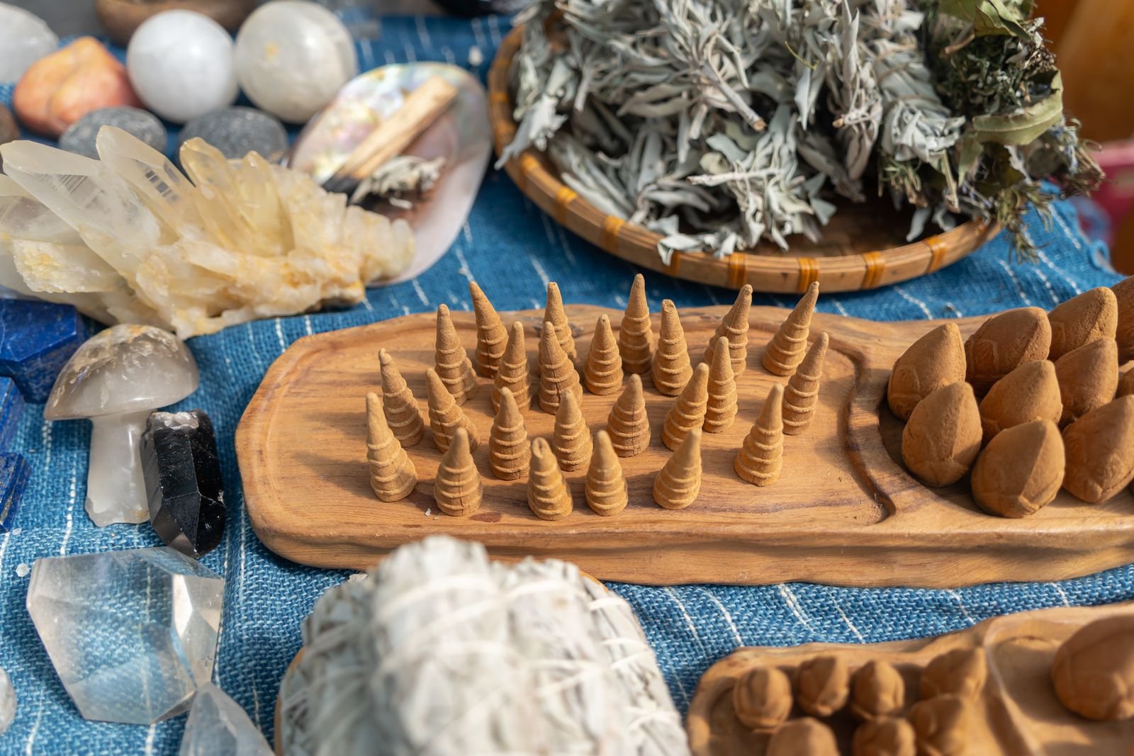Crystals sage bundle ke saath cleansing