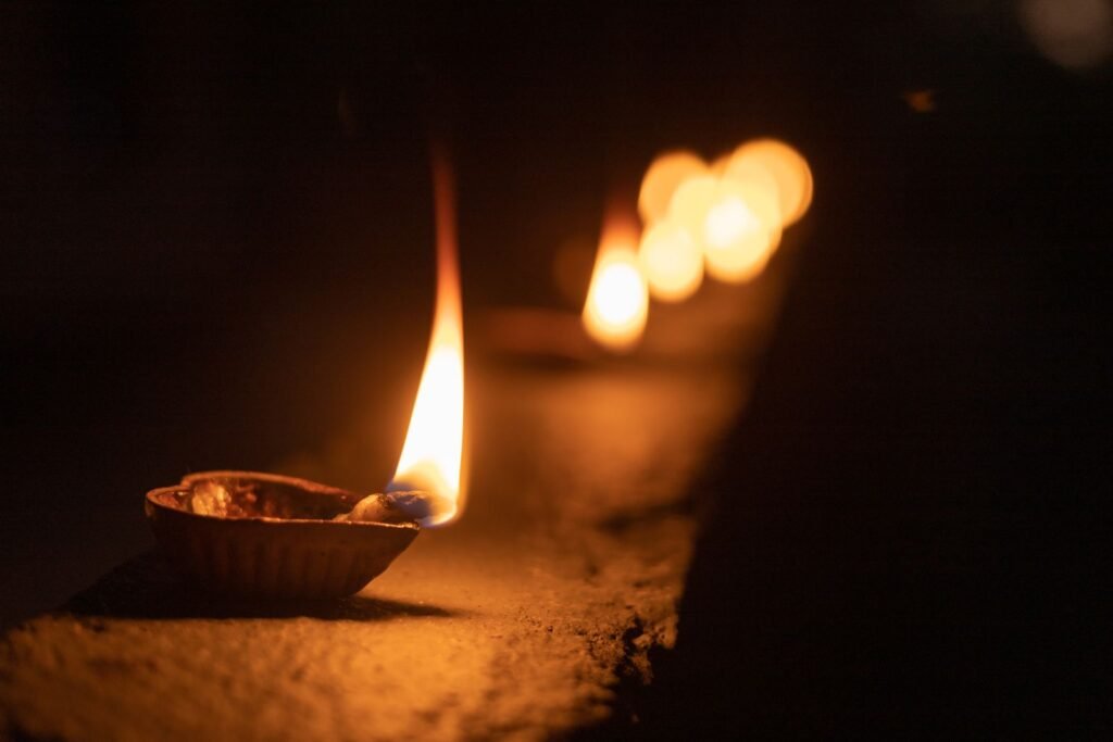 दीया एवं नमक जल उपाय - वास्तु दोष निवारण