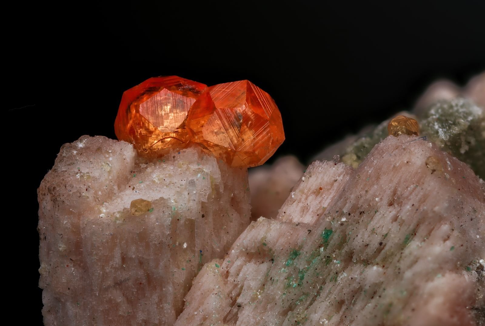 Garnet ke laal crystals chattaan ki satah par