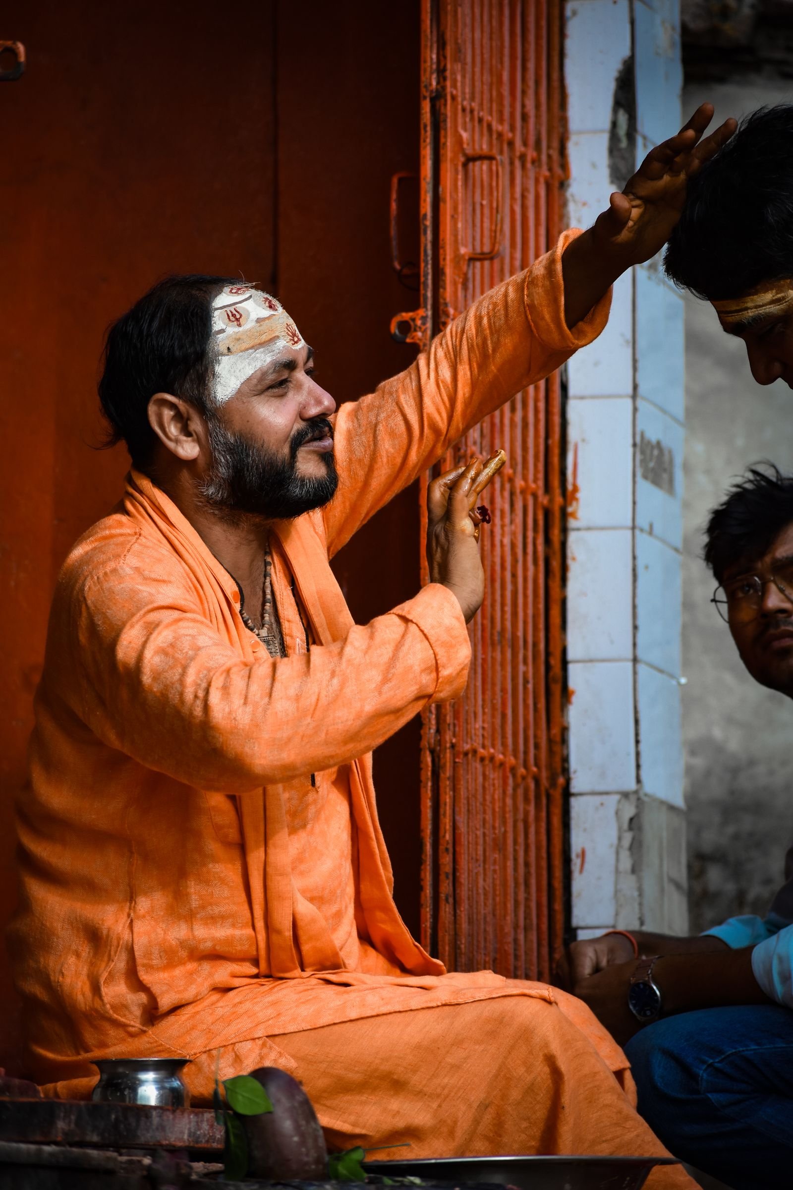 Guru 12 Bhavo mein - sadhu bhakt ko aashirwad dete hue