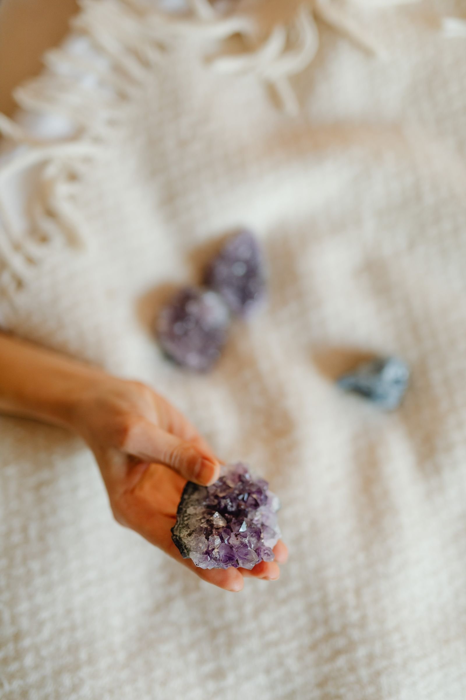 Meditation ke dauraan haath mein crystal pakde hue
