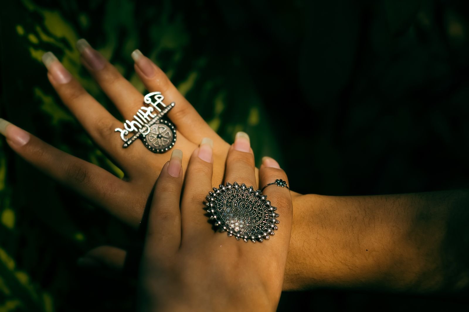 उँगलियाँ अँगूठा नाखून - चांदी की अंगूठियों वाले हाथ