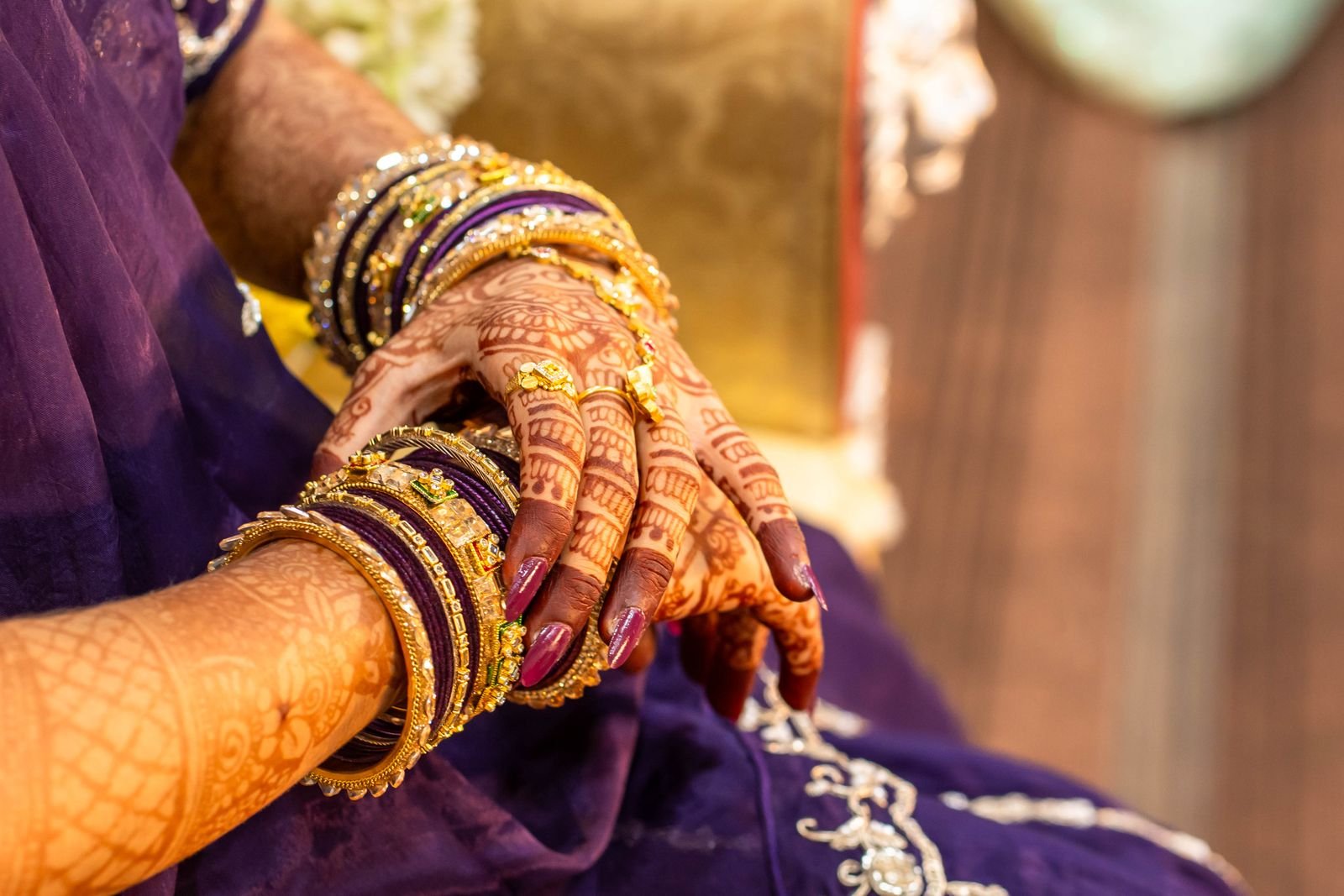 मणिबन्ध रेखाएँ - मेहंदी और चूड़ियों वाली कलाई