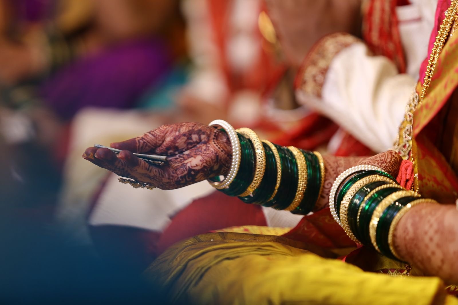 हृदय-रेखा प्रेम भावना - विवाह के आभूषणों वाले हाथ