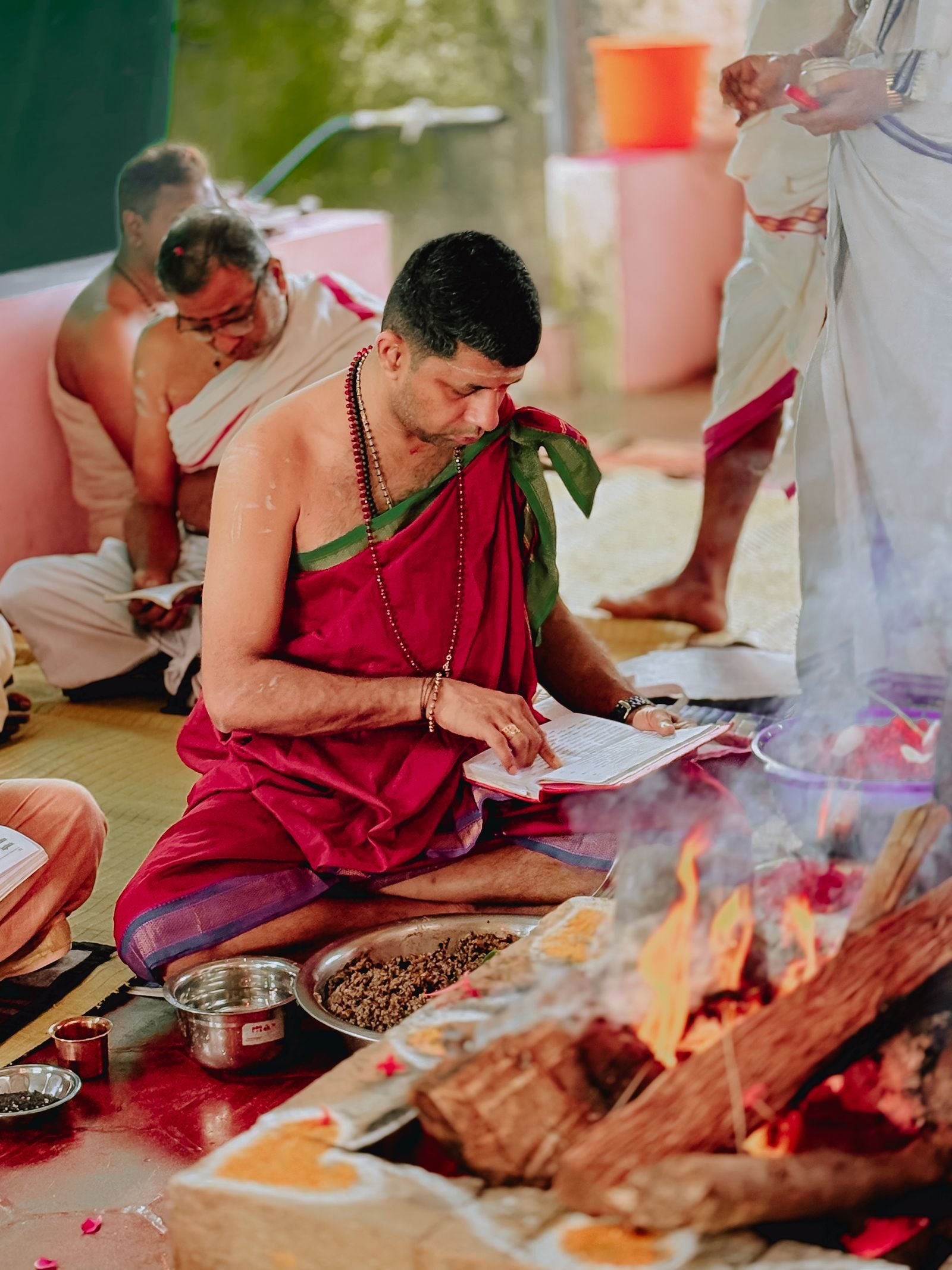 Purohit havan ke saath shubh karya karte hue