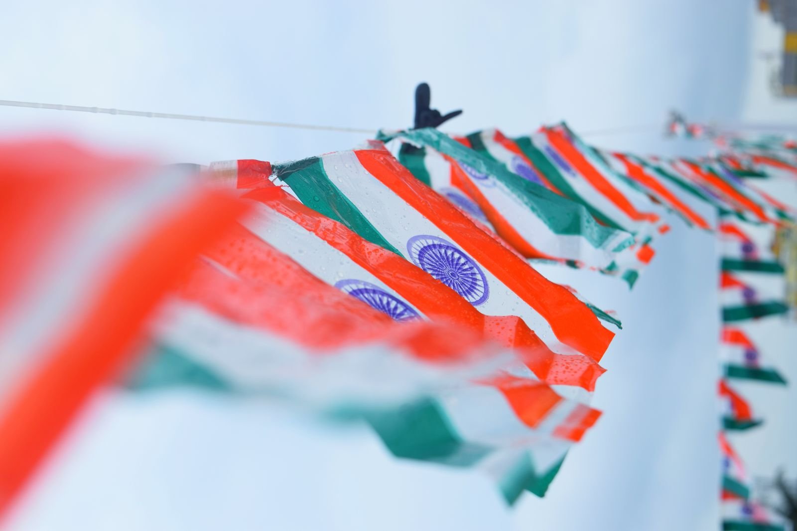 साफ आकाश में लहराती भारतीय तिरंगा झंडों की कतार - स्वतंत्रता दिवस अंक ज्योतिष विश्लेषण