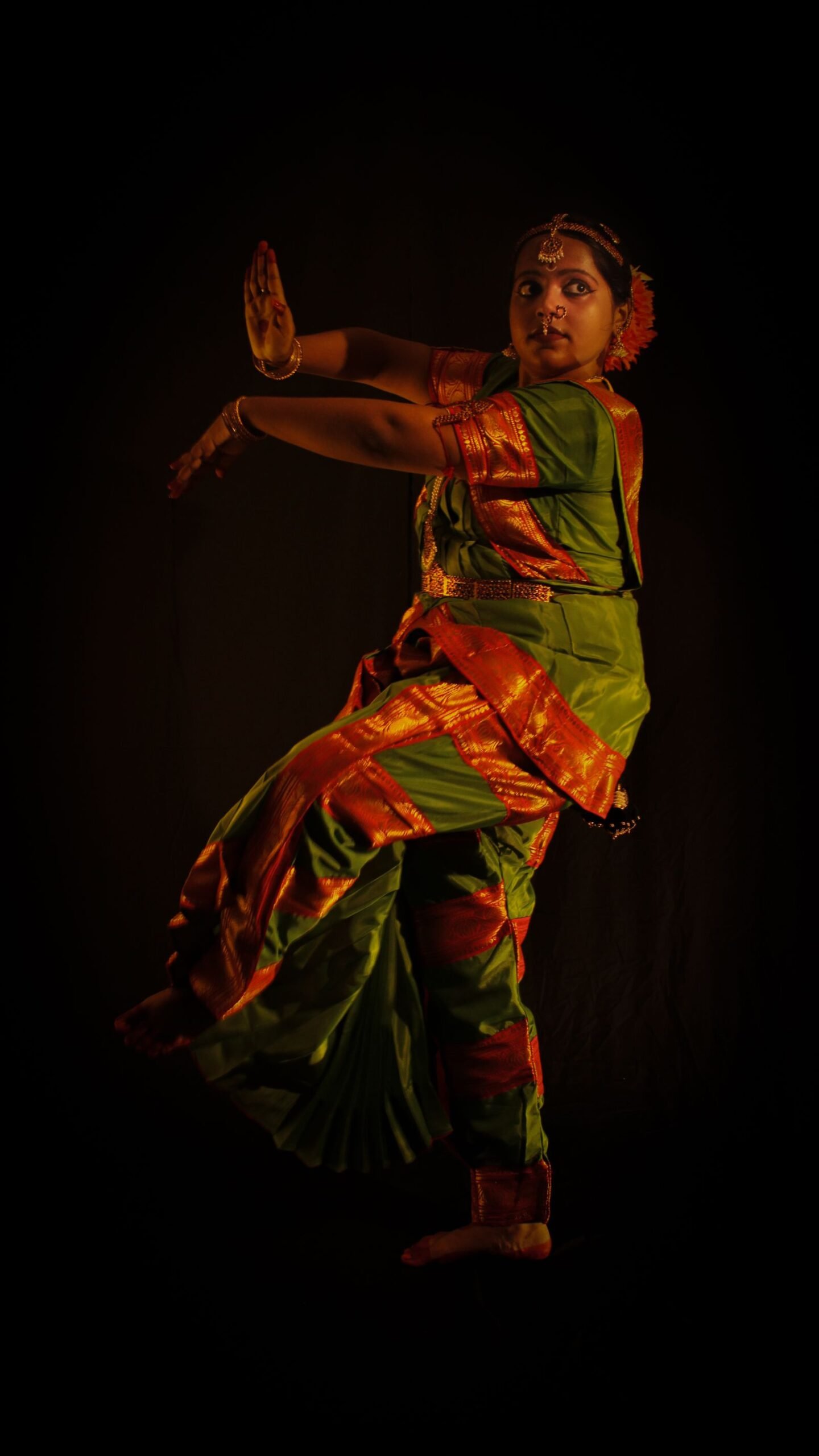 पारंपरिक वेशभूषा में भारतीय शास्त्रीय नृत्य करती महिला - मूलांक 6 शुक्र की सांस्कृतिक विविधता का प्रतीक