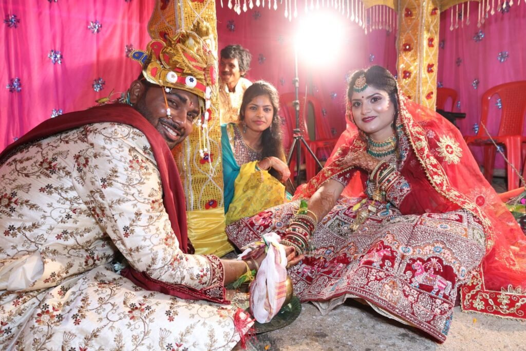 Indian shaadi - dulha dulhan parampara vastra mein