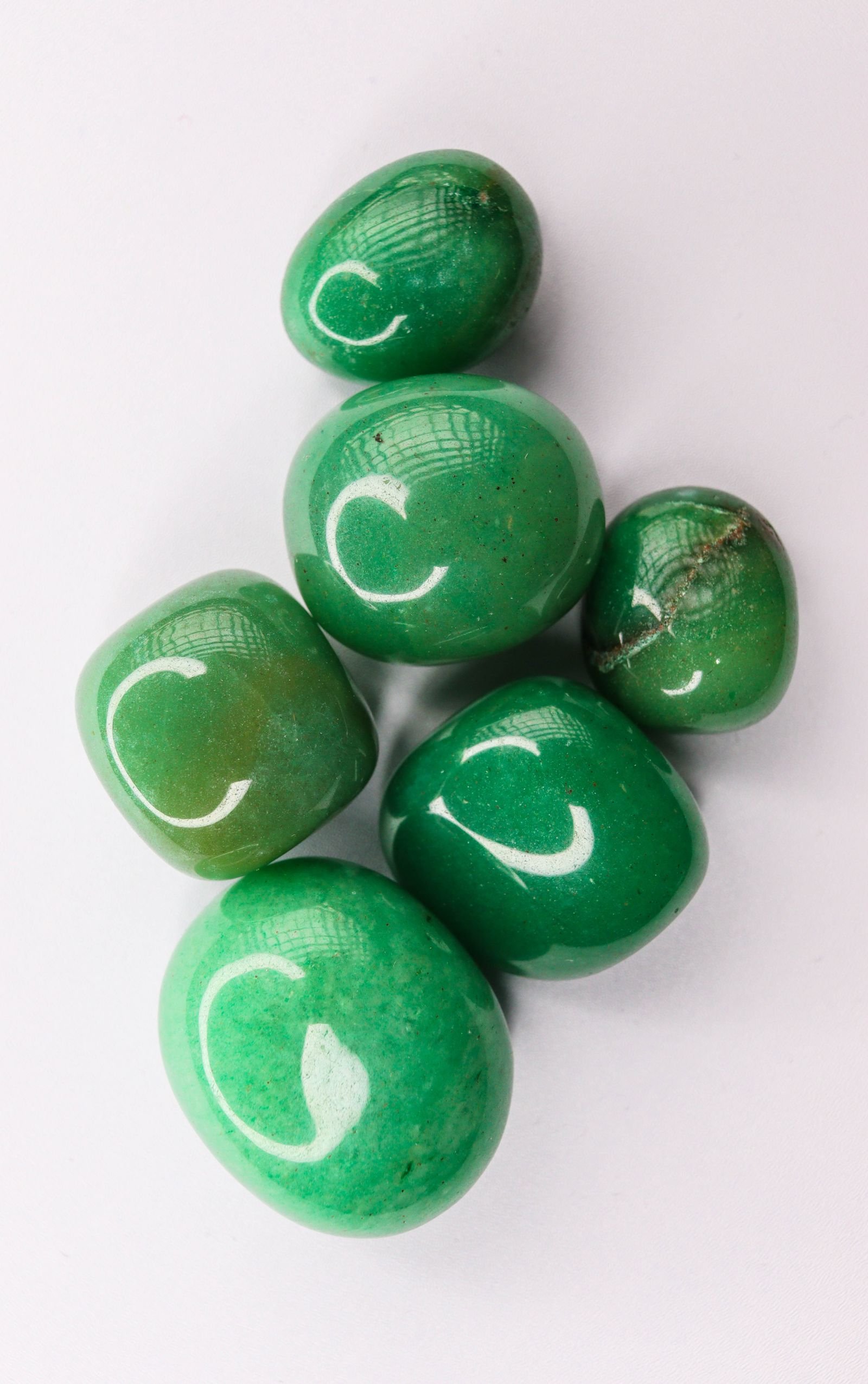 Jade ke hare rang ke polished patthar