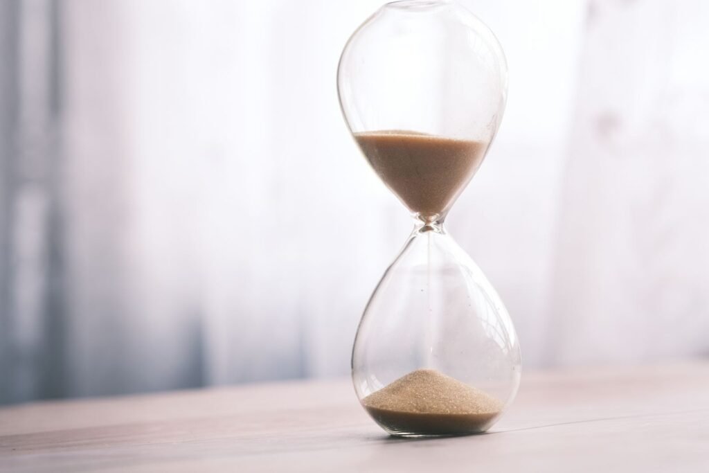 Hourglass mein giri hui rait - karmic debt aur samay ke chakra ka pratik