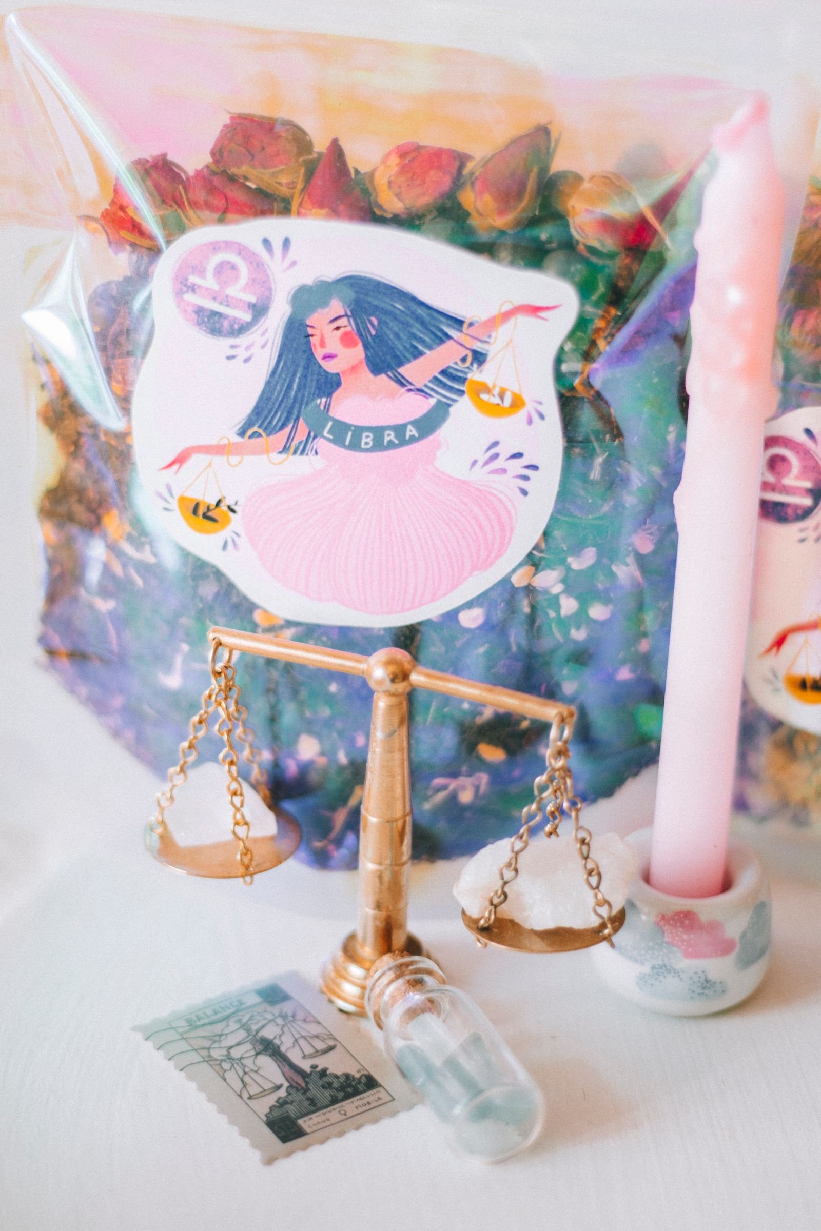 Zodiac theme ke saath gemstones aur candles
