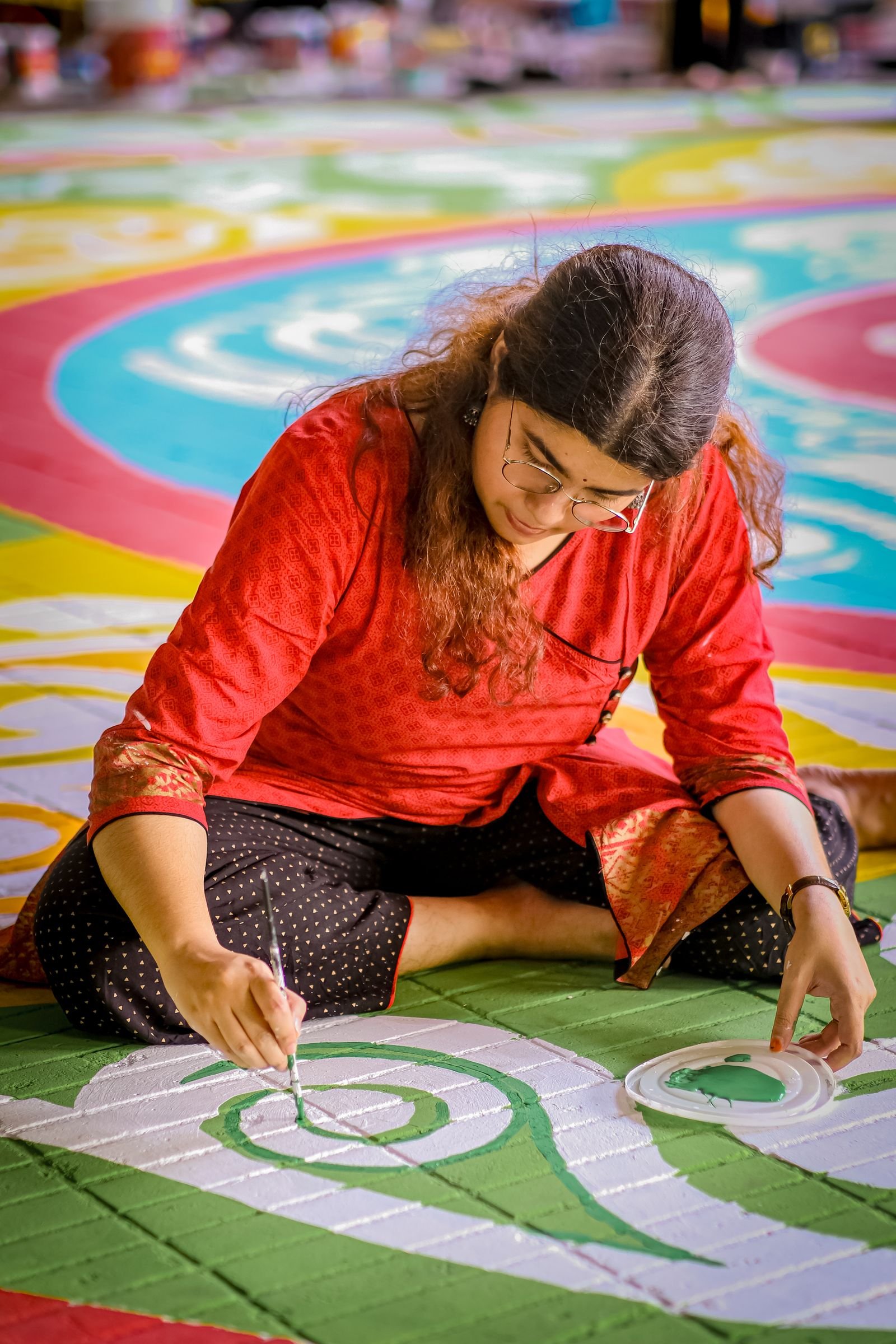 लो-शू ग्रिड मिसिंग नंबर्स - रंगोली बनाती महिला