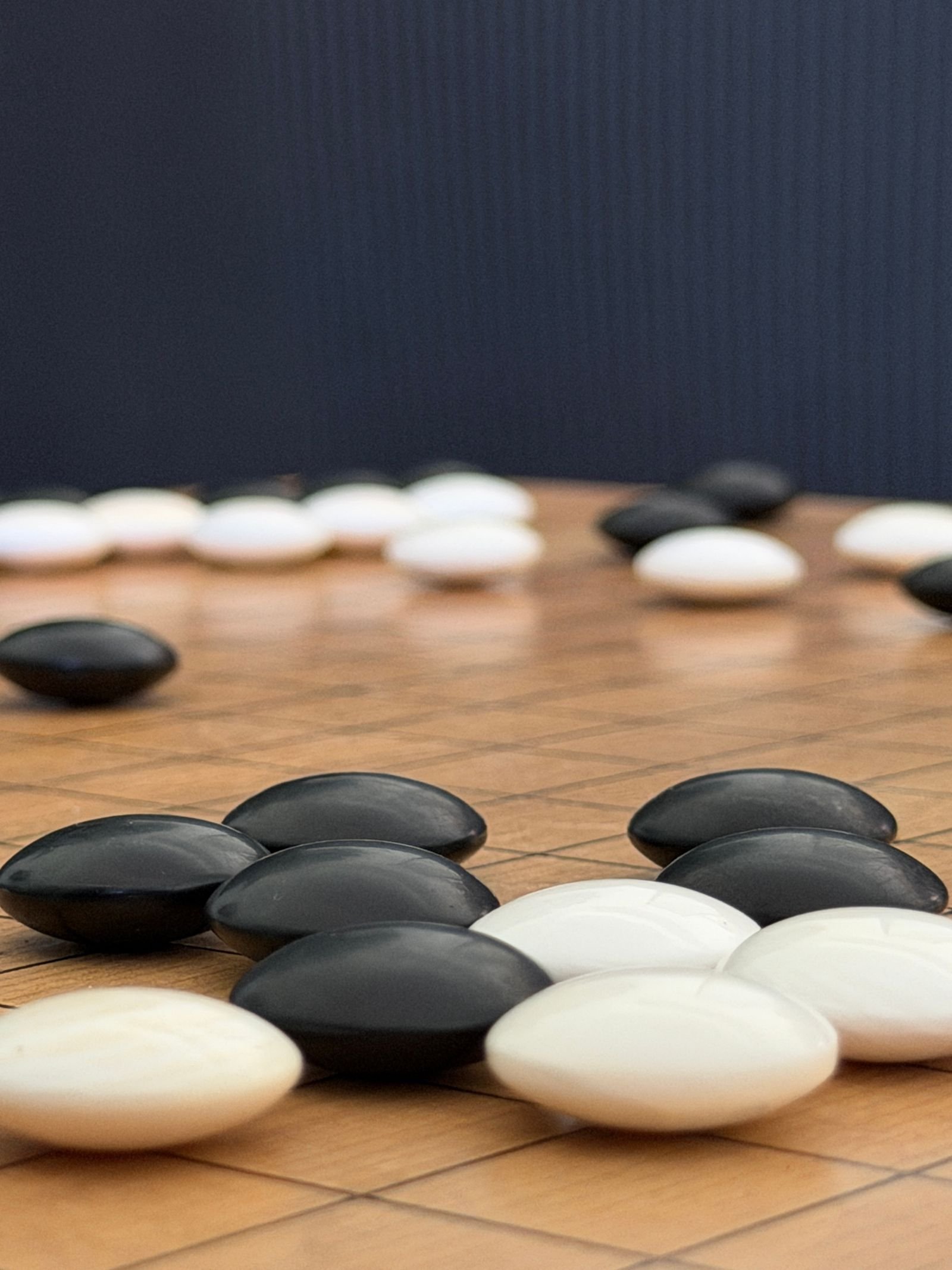 Go board par black white stones - repeating numbers ki tivrata ka pratik