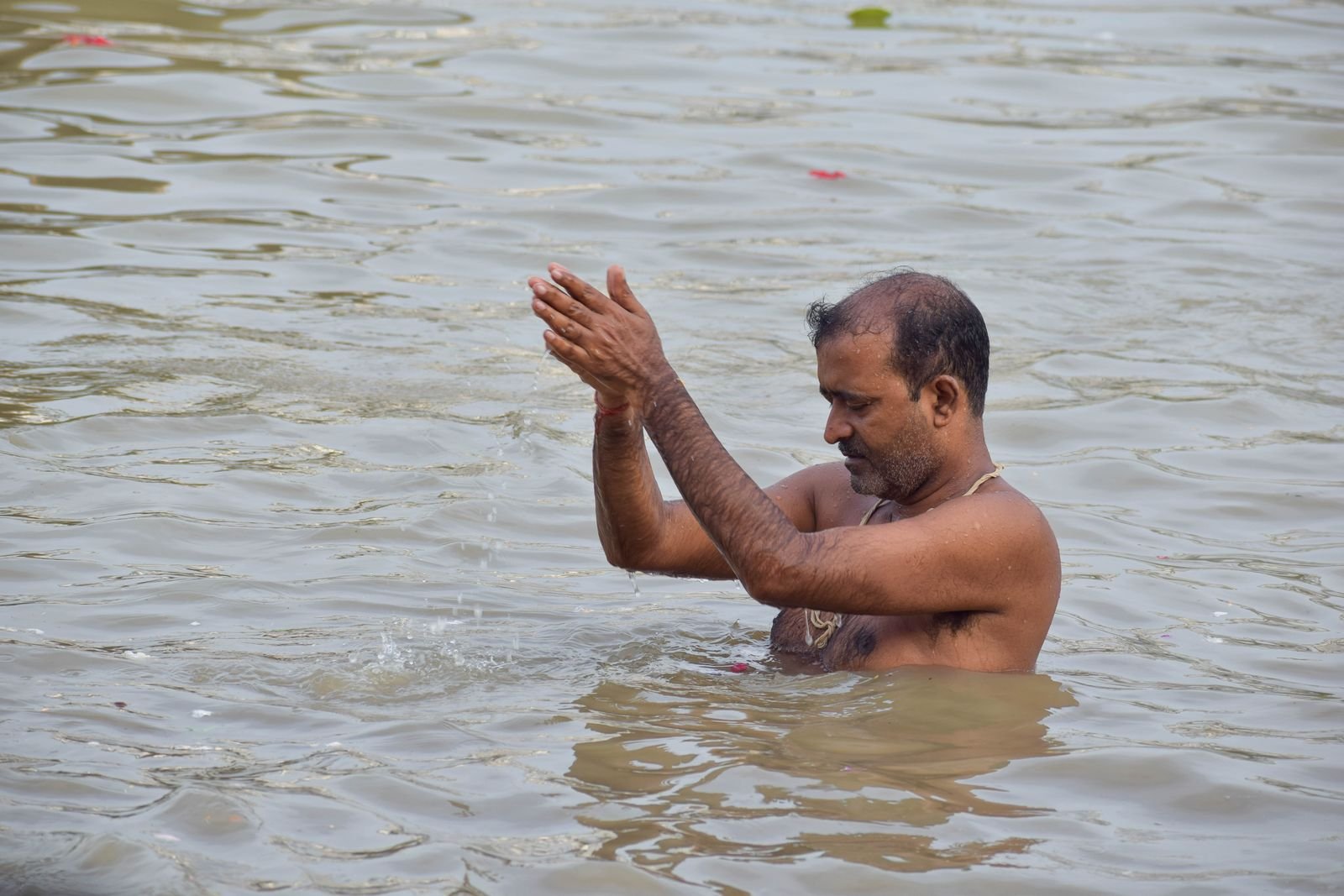 पितृ तर्पण का दृश्य - मघा नक्षत्र के पितृ दोष निवारण का प्रतीक