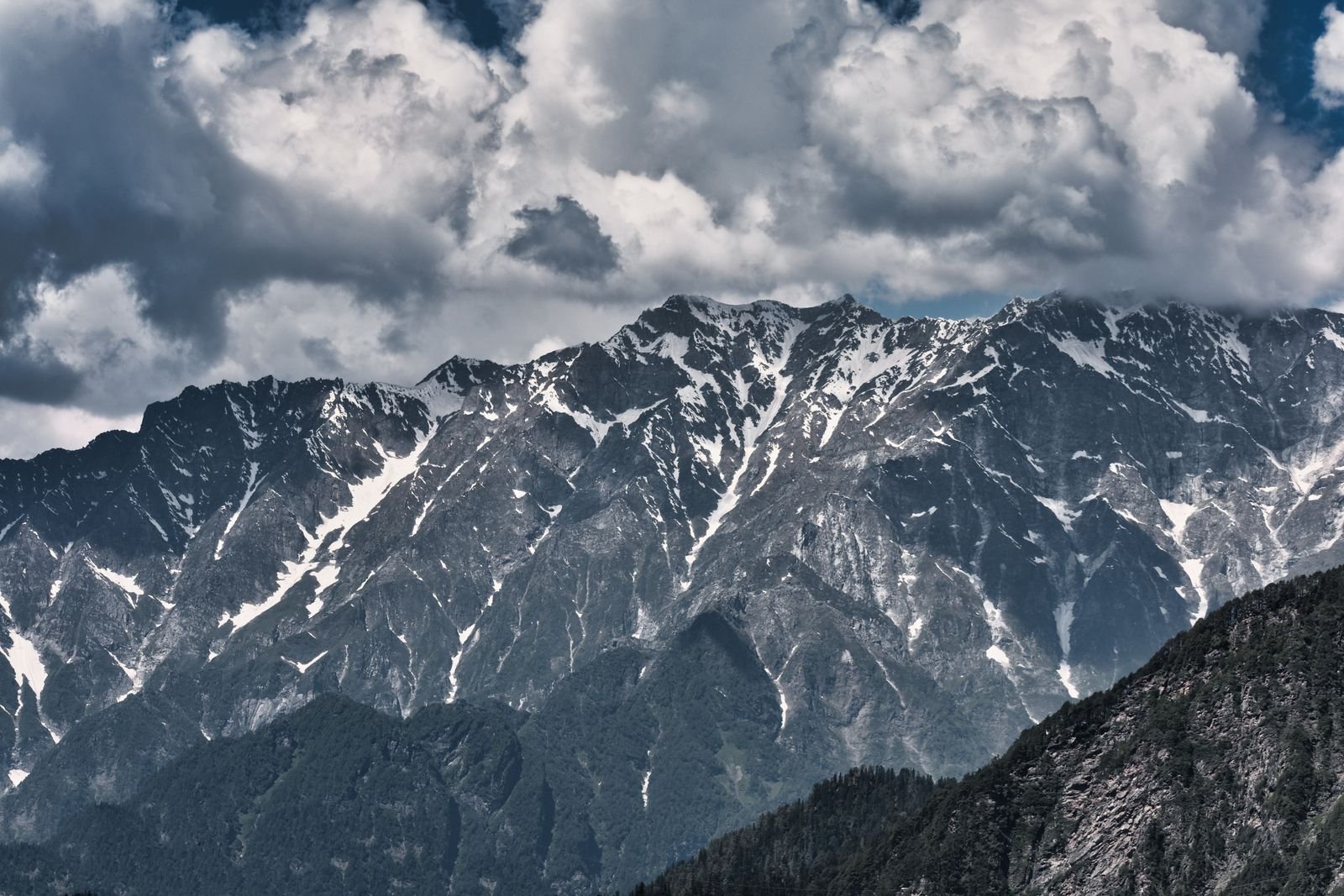 Makar Rashi Rashifal August 2026 - Himalaya baraf se dhaki chotiyan Uttarkashi
