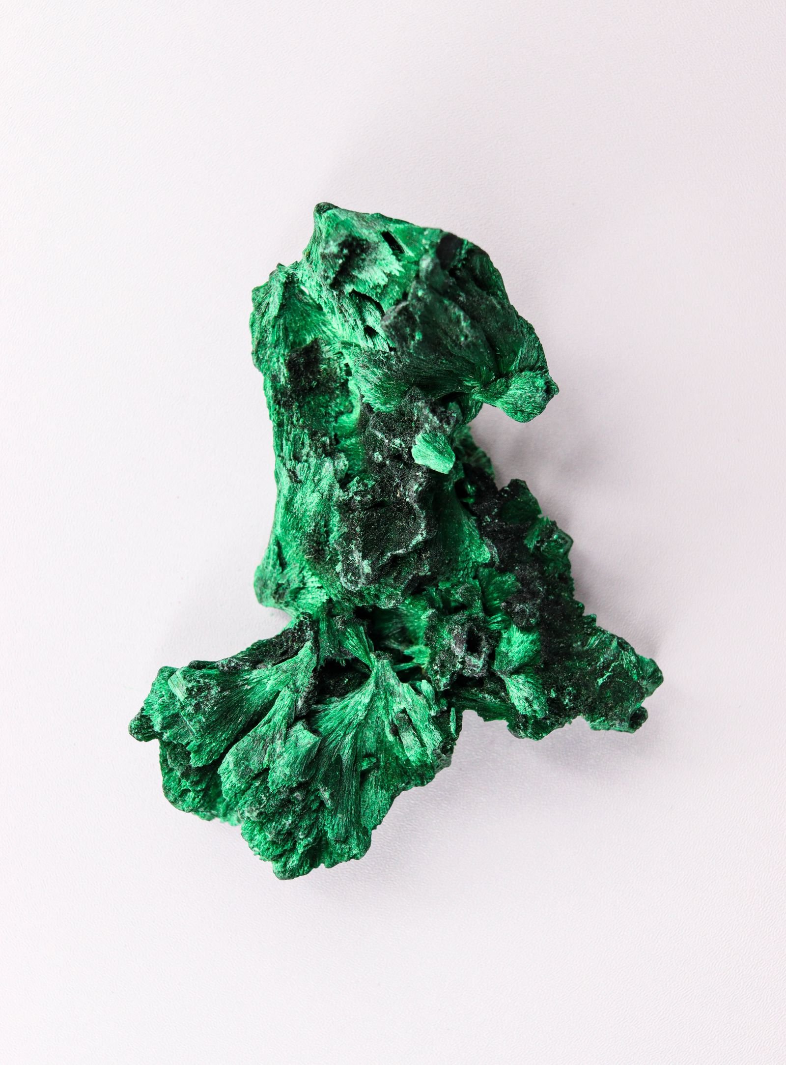 Malachite hara patthar dhaariyon ke saath